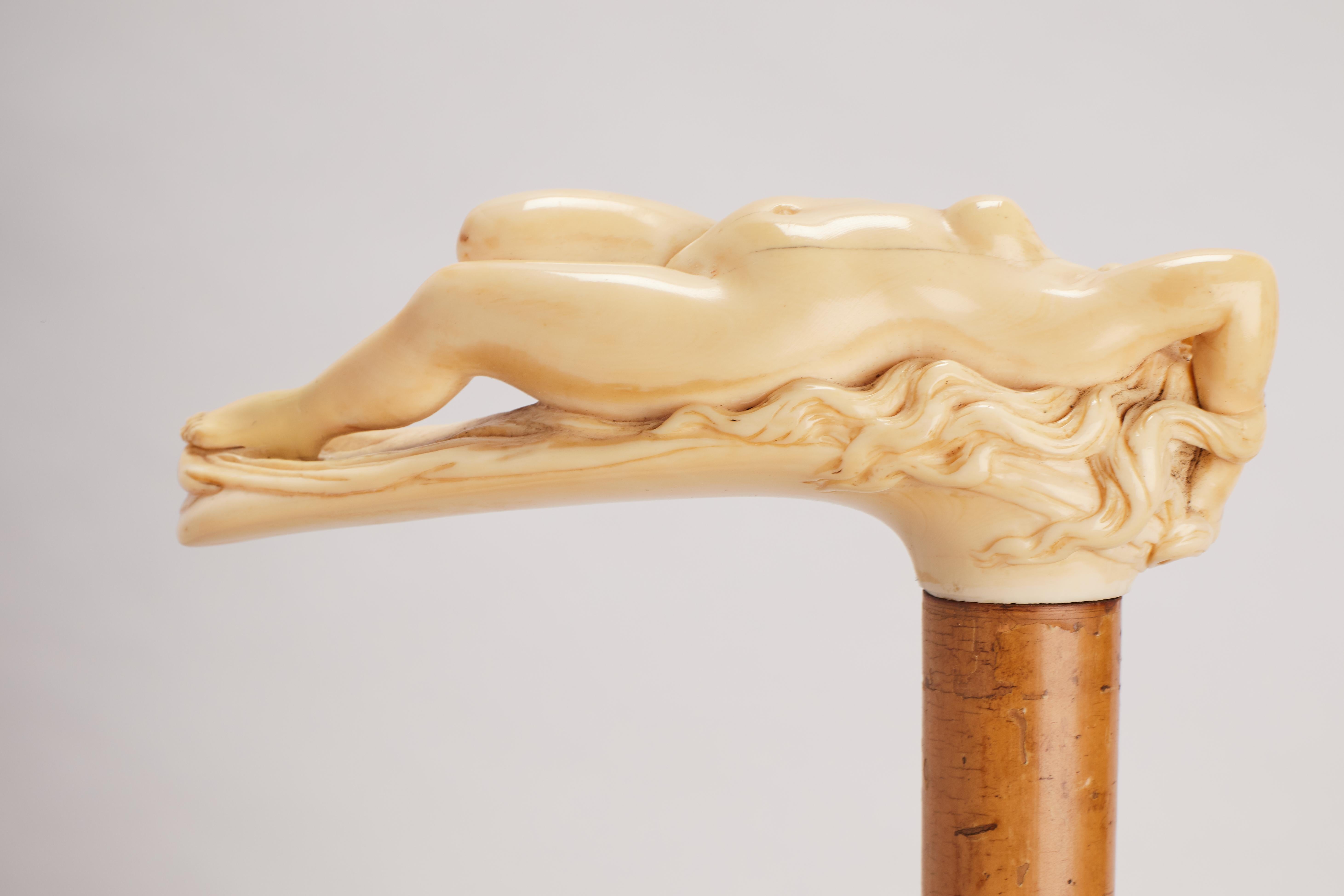 Art nouveau big ivory carved handle walking stick, France 1900.  In Good Condition For Sale In Milan, IT