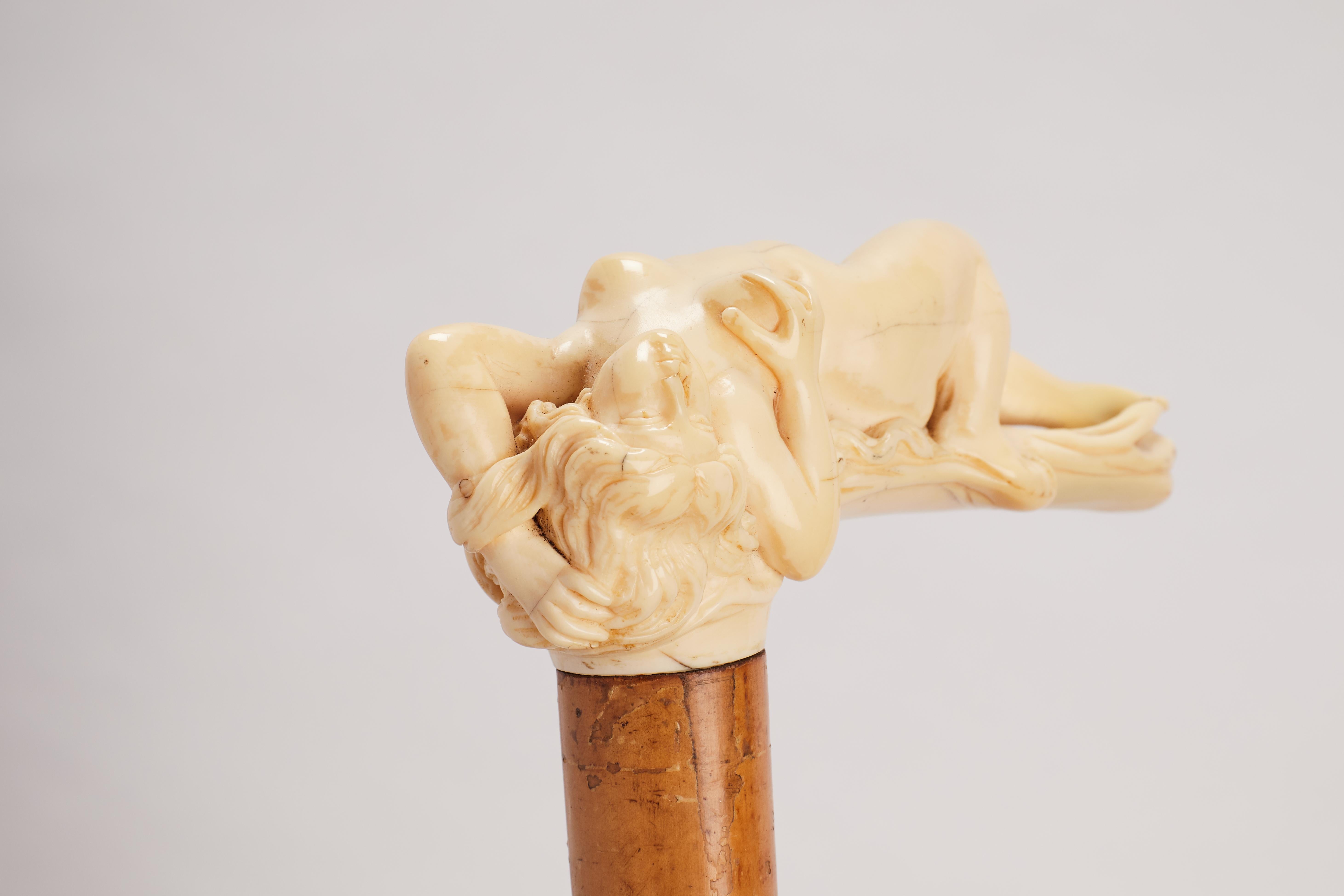 20ième siècle Grande canne à pied Art nouveau à poignée sculptée en ivoire, France 1900.  en vente