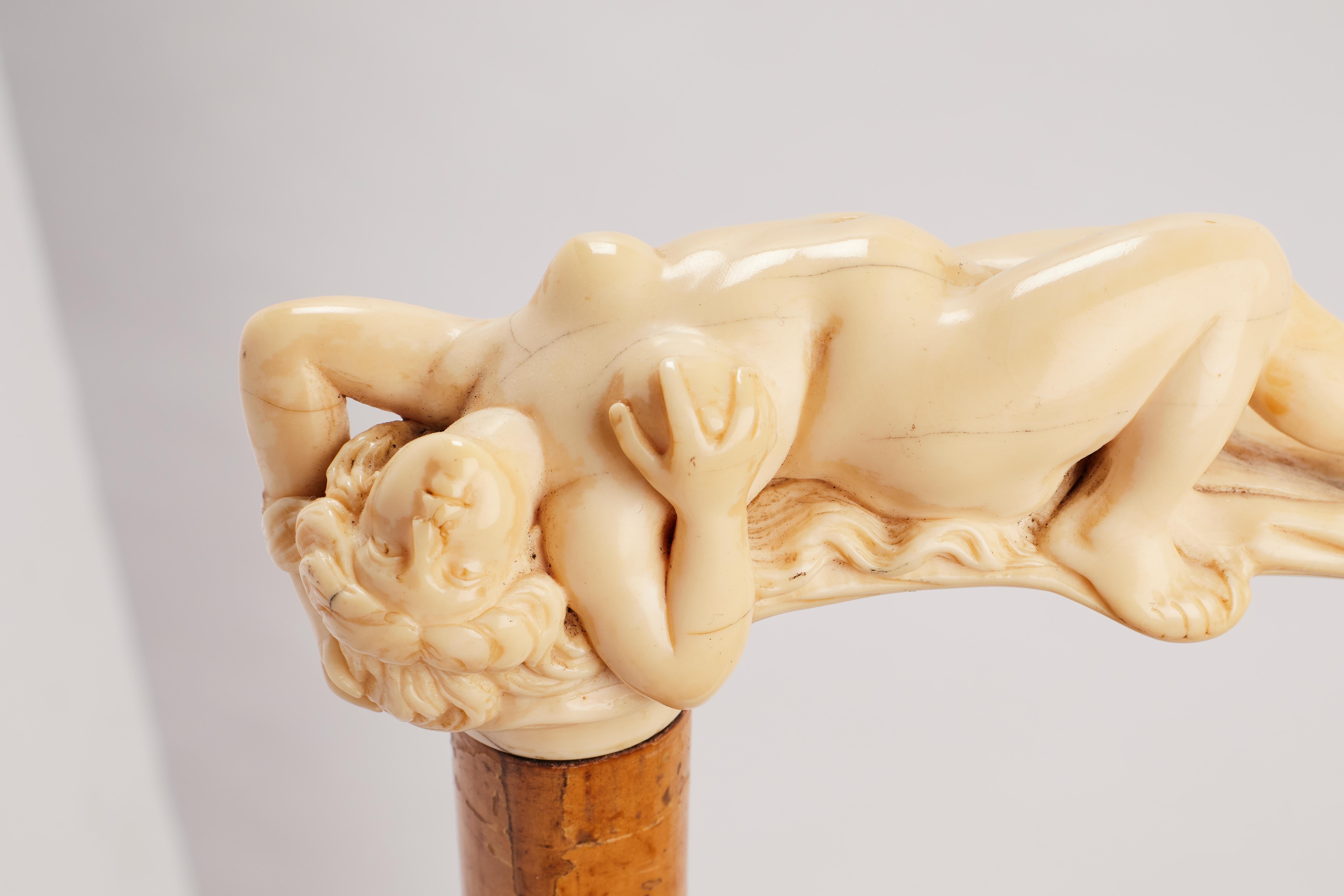 Grande canne à pied Art nouveau à poignée sculptée en ivoire, France 1900.  en vente 1