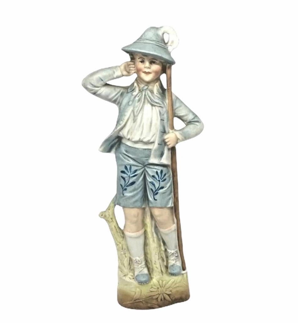 Magnifique figurine de garçon en lederhosen pour la fête d'octobre, fabriquée à la main en Allemagne dans les années 1900 ou plus. Une belle pièce pour n'importe quelle chambre. Fabriqué et peint à la main dans des couleurs magnifiques.