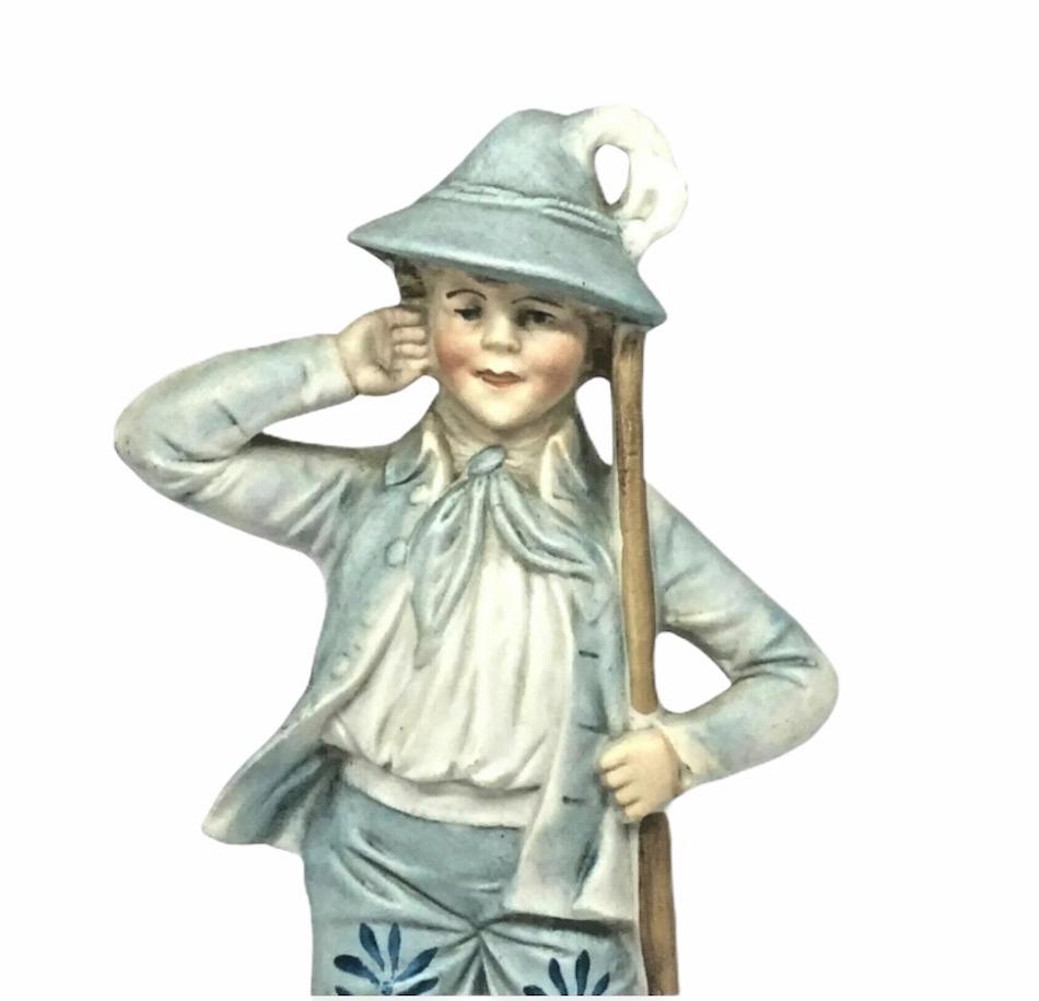 Fatto a mano Figurina di ragazzo in porcellana di bisquit Art Nouveau Lederhosen Octoberfest Tedesco, 1900 in vendita