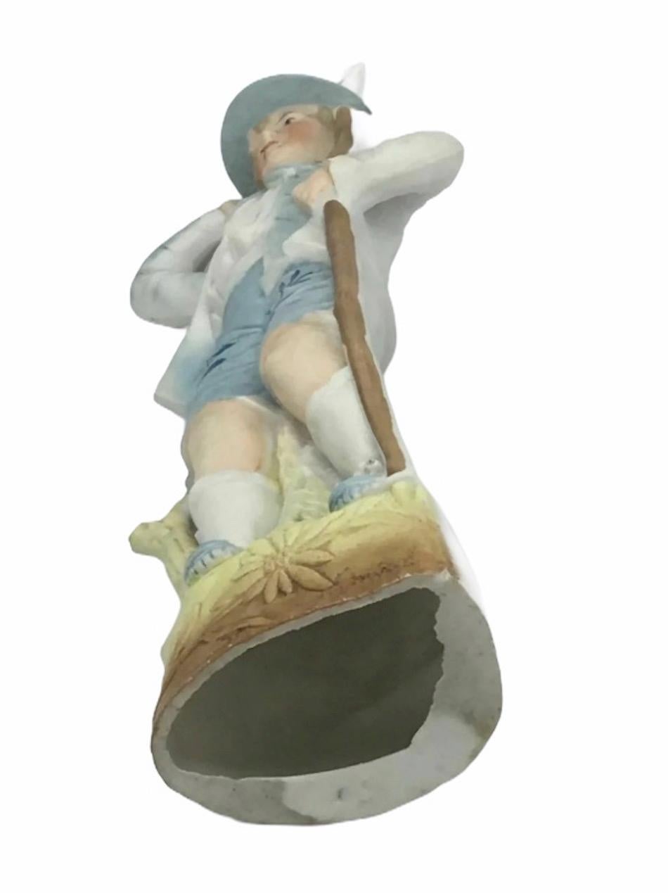 Début du 20ème siècle Figurine de garçon en porcelaine bisque Art Nouveau Lederhosen Octoberfest Allemand, 1900 en vente