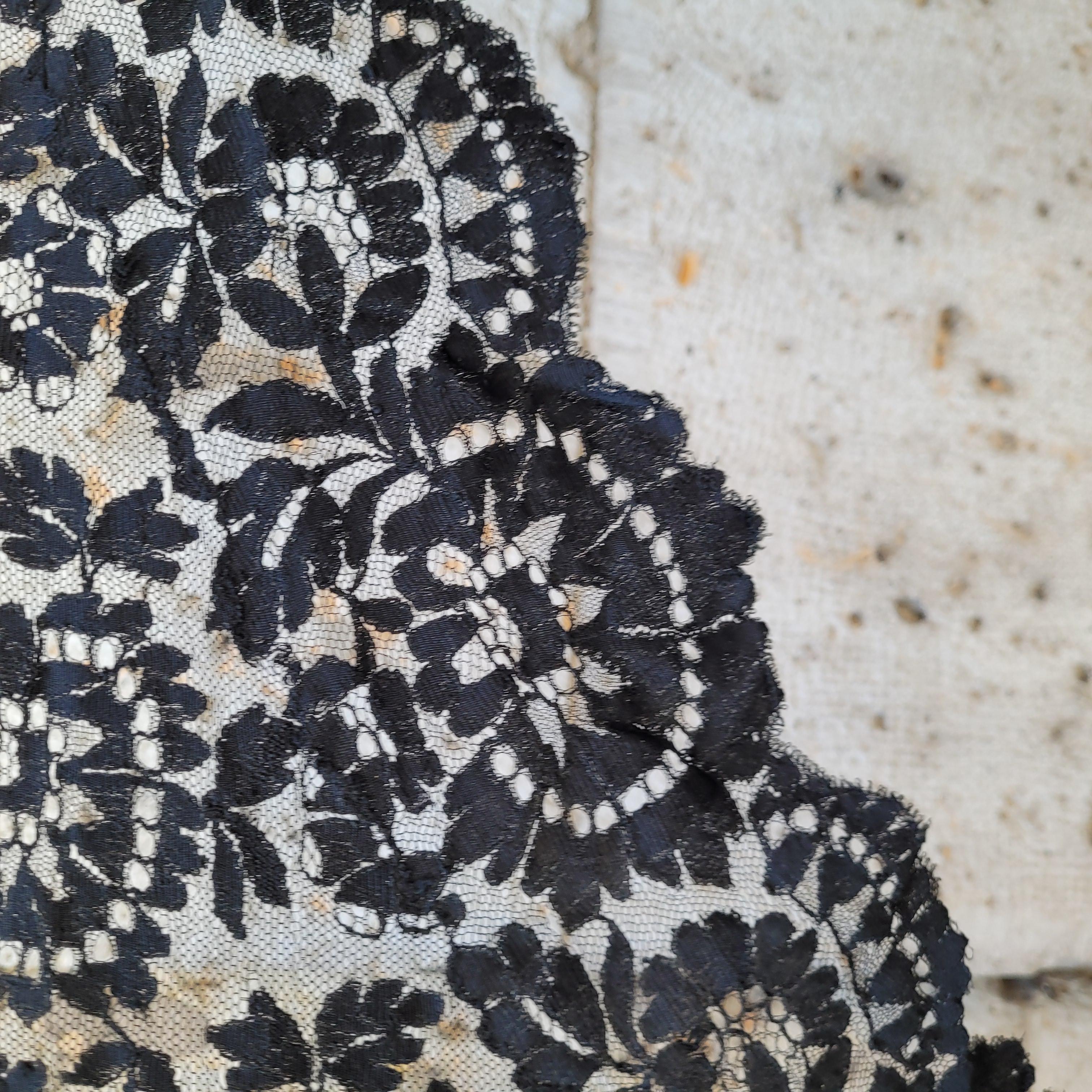 Art Nouveau Mantella in pizzo nero con pizzo triangolare Spagna in vendita 12