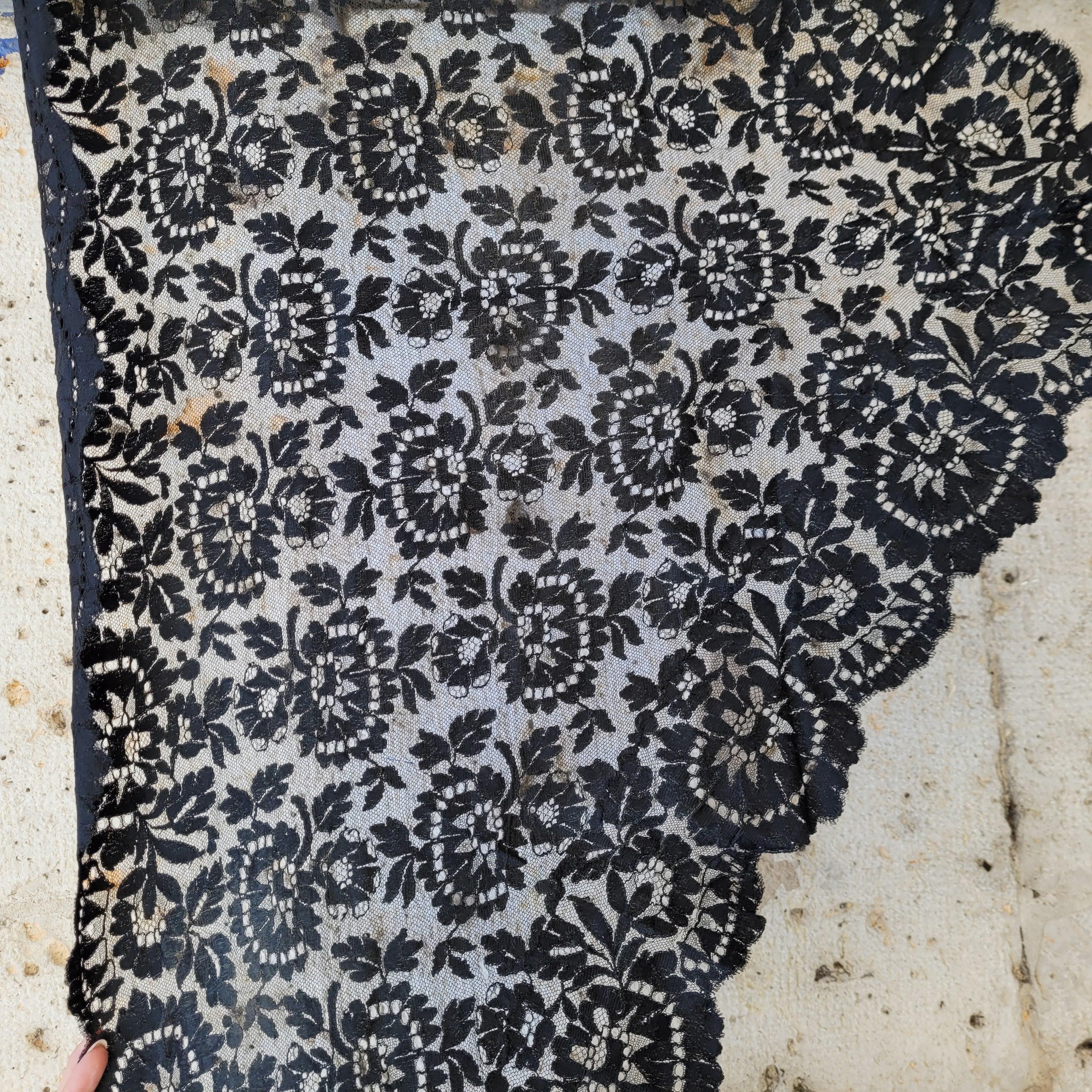 Art Nouveau Mantella in pizzo nero con pizzo triangolare Spagna in vendita 15