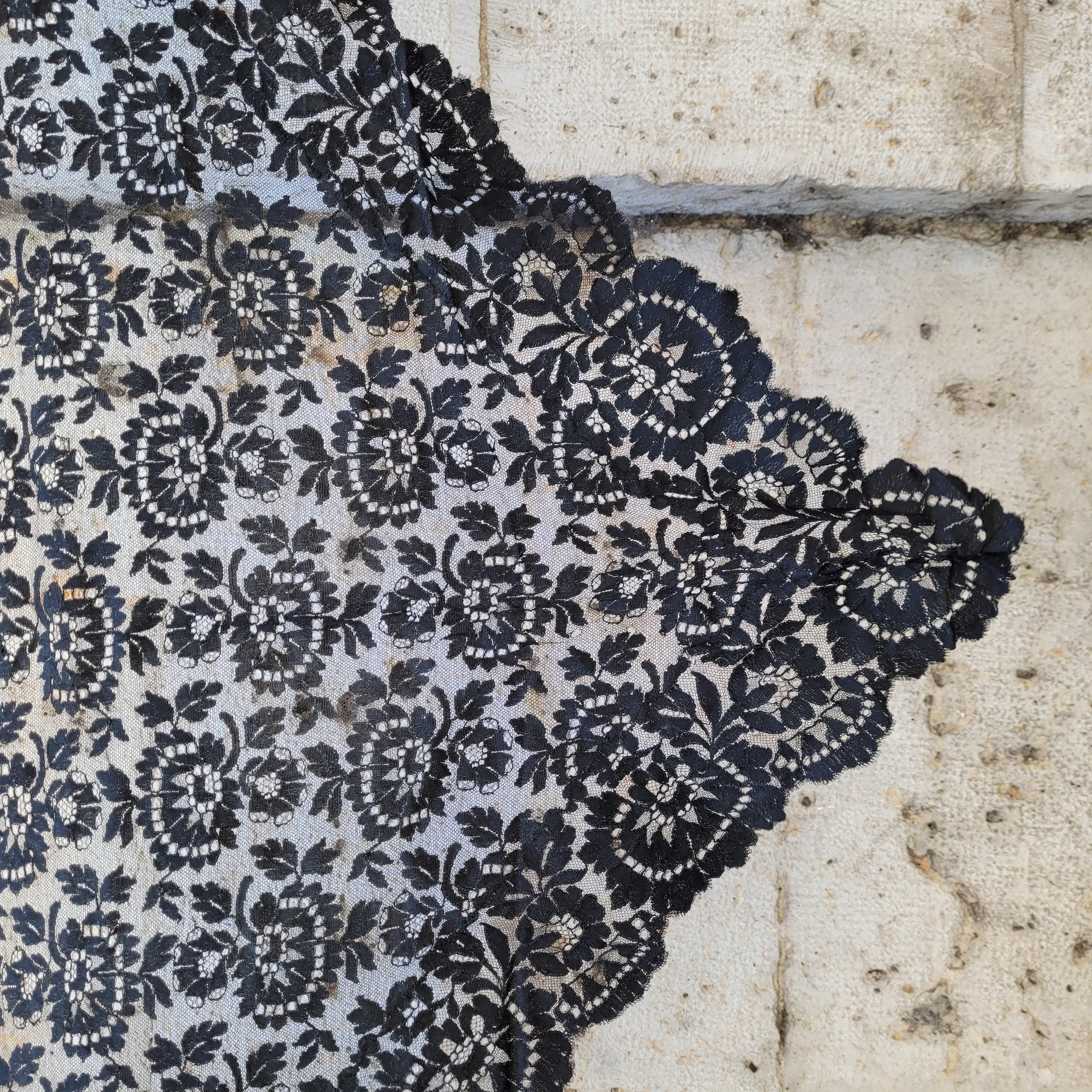 Art Nouveau Mantella in pizzo nero con pizzo triangolare Spagna in vendita 1