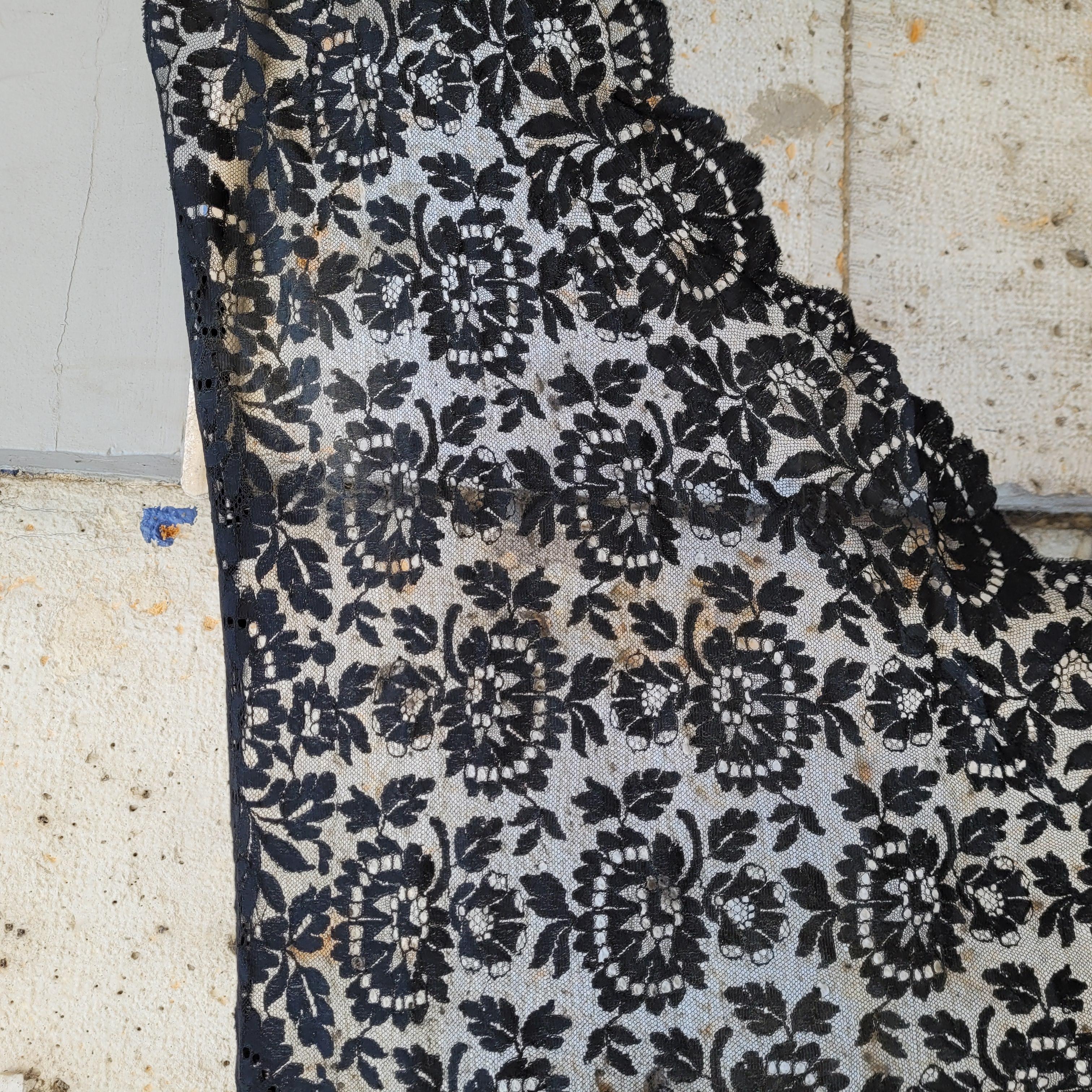 Art Nouveau Mantella in pizzo nero con pizzo triangolare Spagna in vendita 2