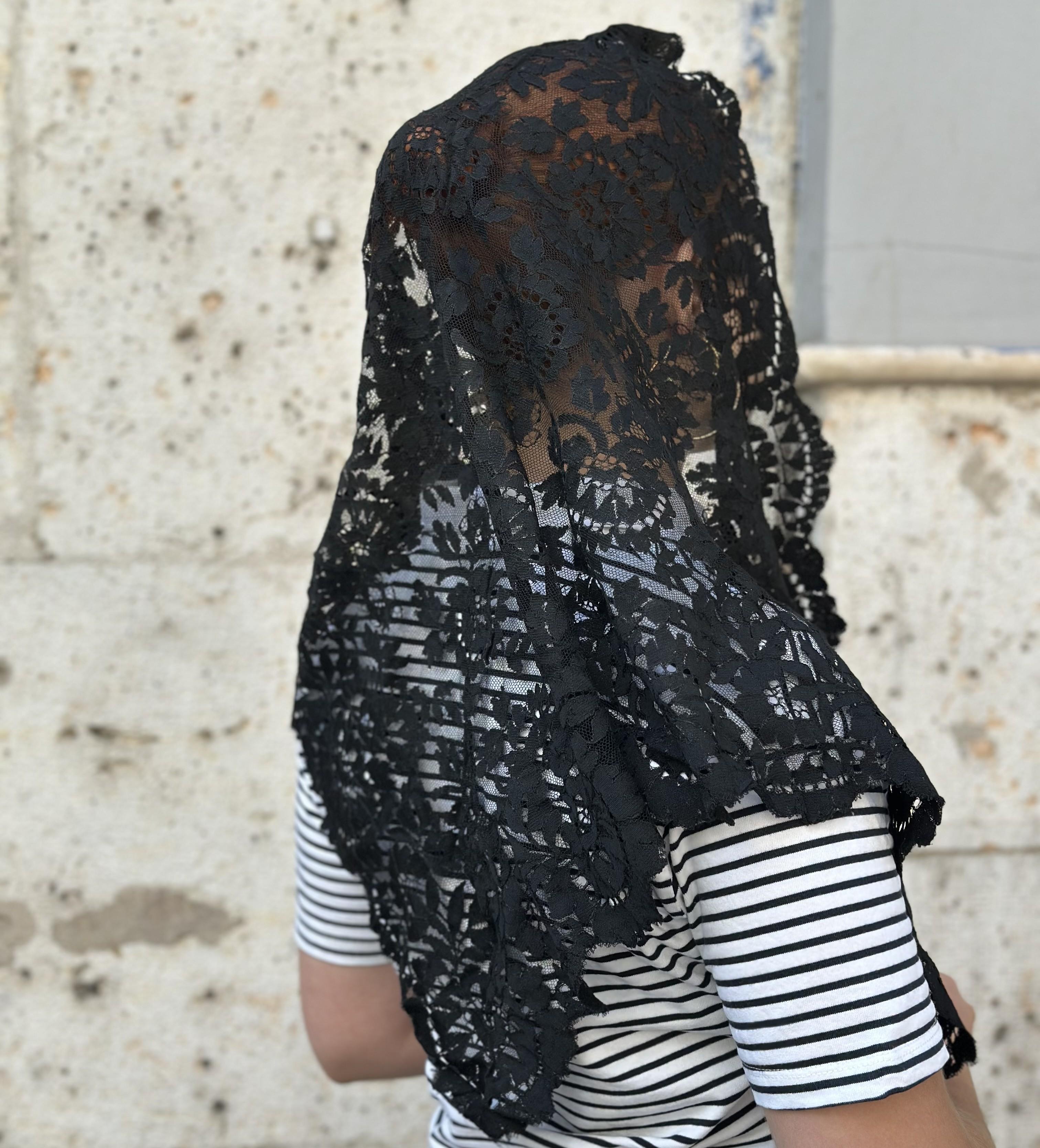 Art Nouveau Mantella in pizzo nero con pizzo triangolare Spagna in vendita 4