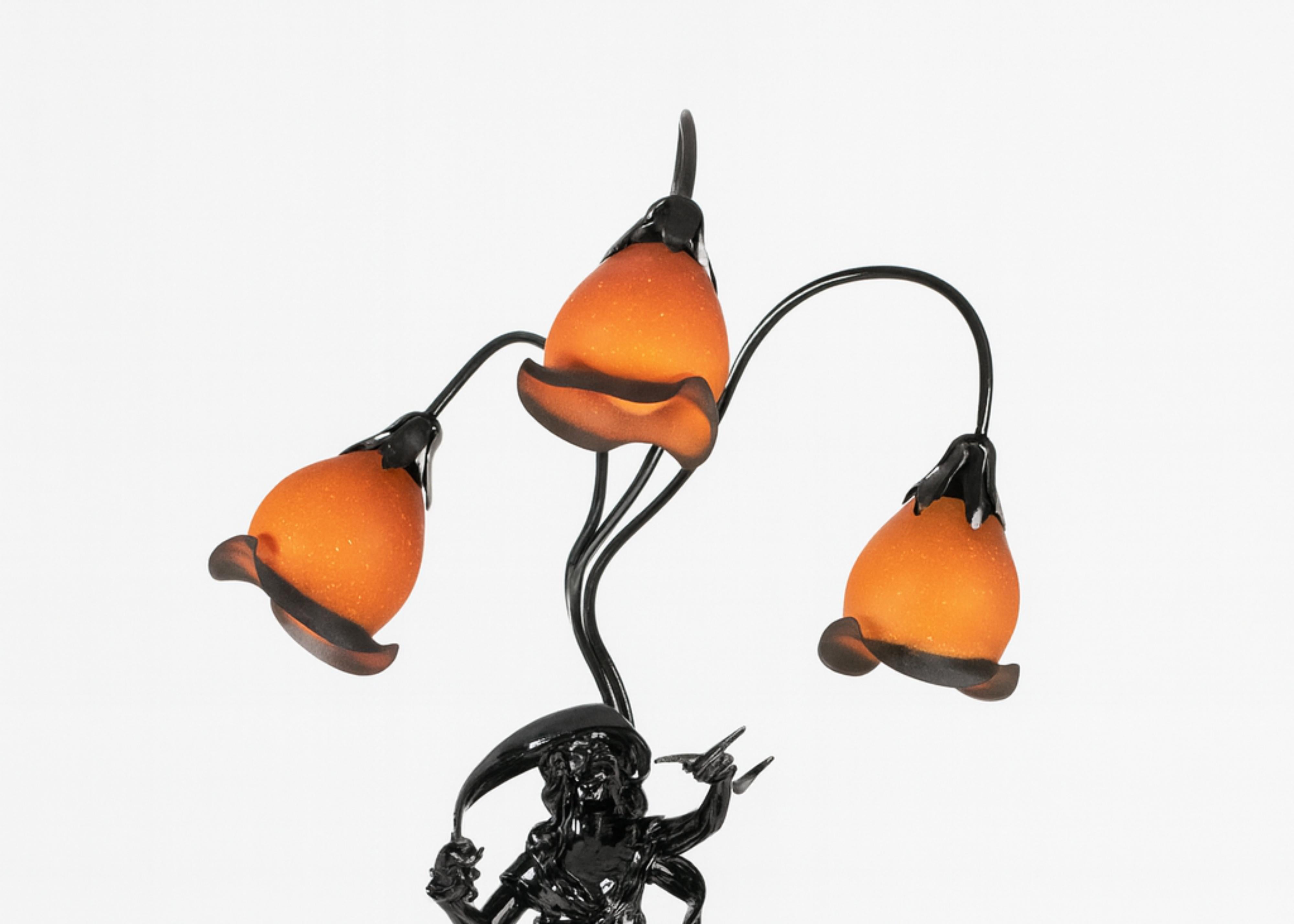 Français Art Nouveau Black Lacquer Table Lamp With Cameo Tulips, 20th Century en vente