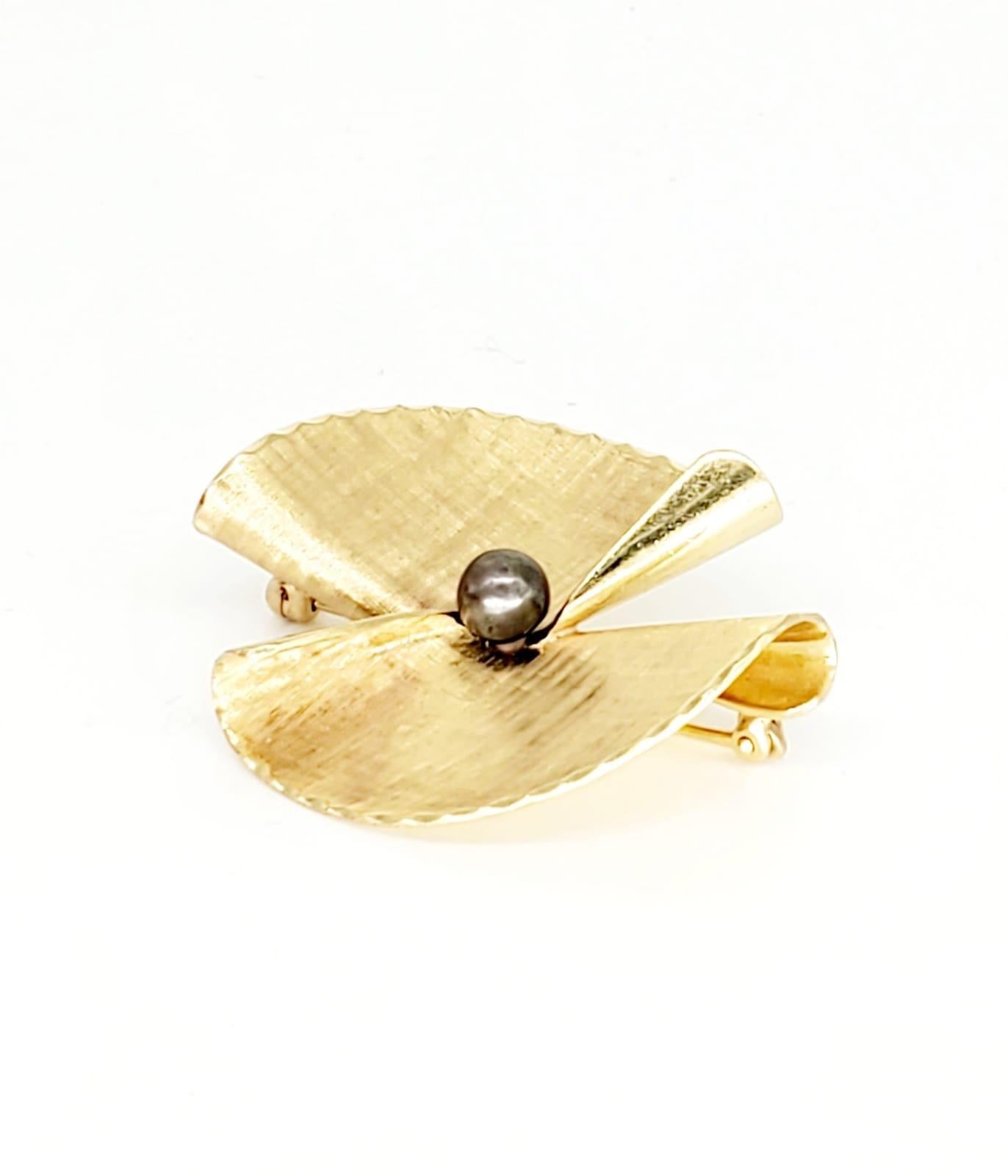 Art Nouveau Black Tahitian 5mm Pear Abstract Brosche Pin 14k Gold. Der Durchmesser beträgt 34 mm und wiegt 10,3 Gramm.