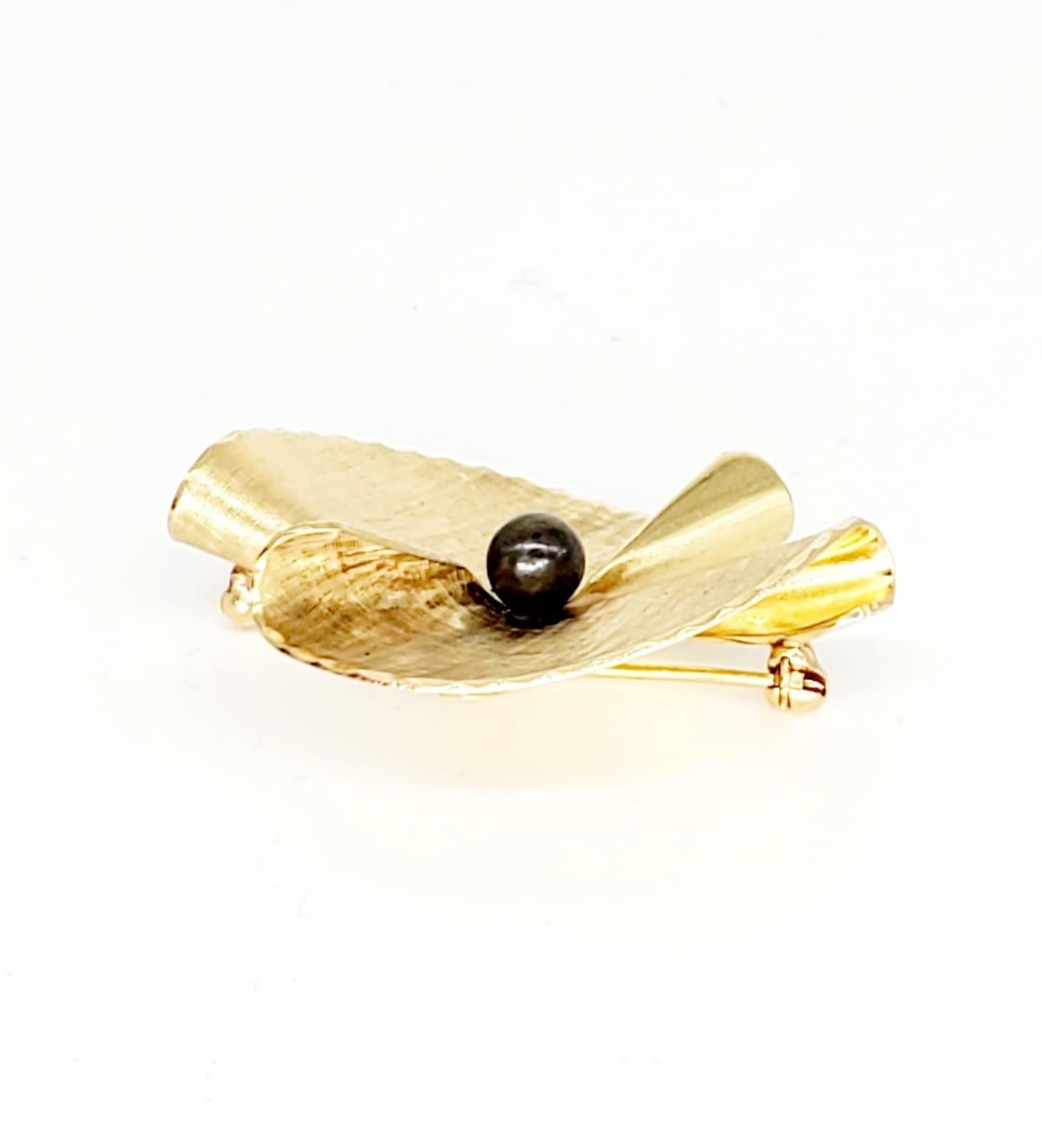 Women's or Men's Art Nouveau Black Tahitian Pear Abstract Brooch Pin 14 Karat Gold For Sale
