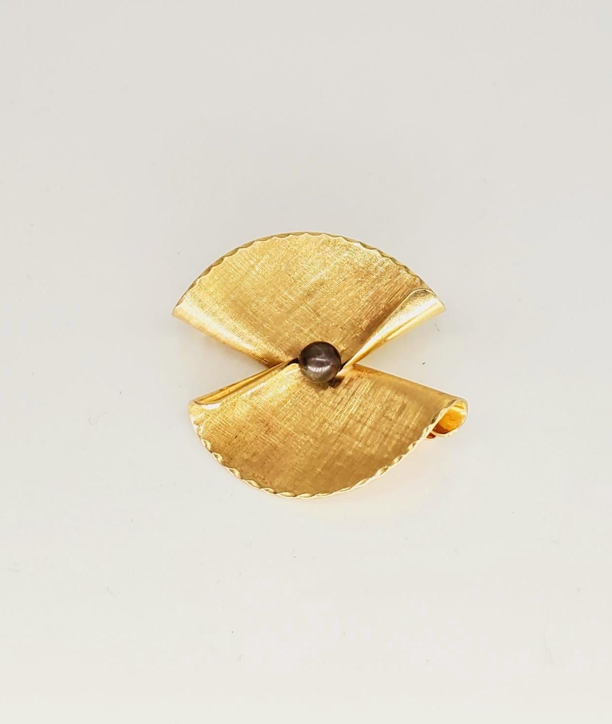 Art Nouveau Black Tahitian Pear Abstract Brooch Pin 14 Karat Gold For Sale 1