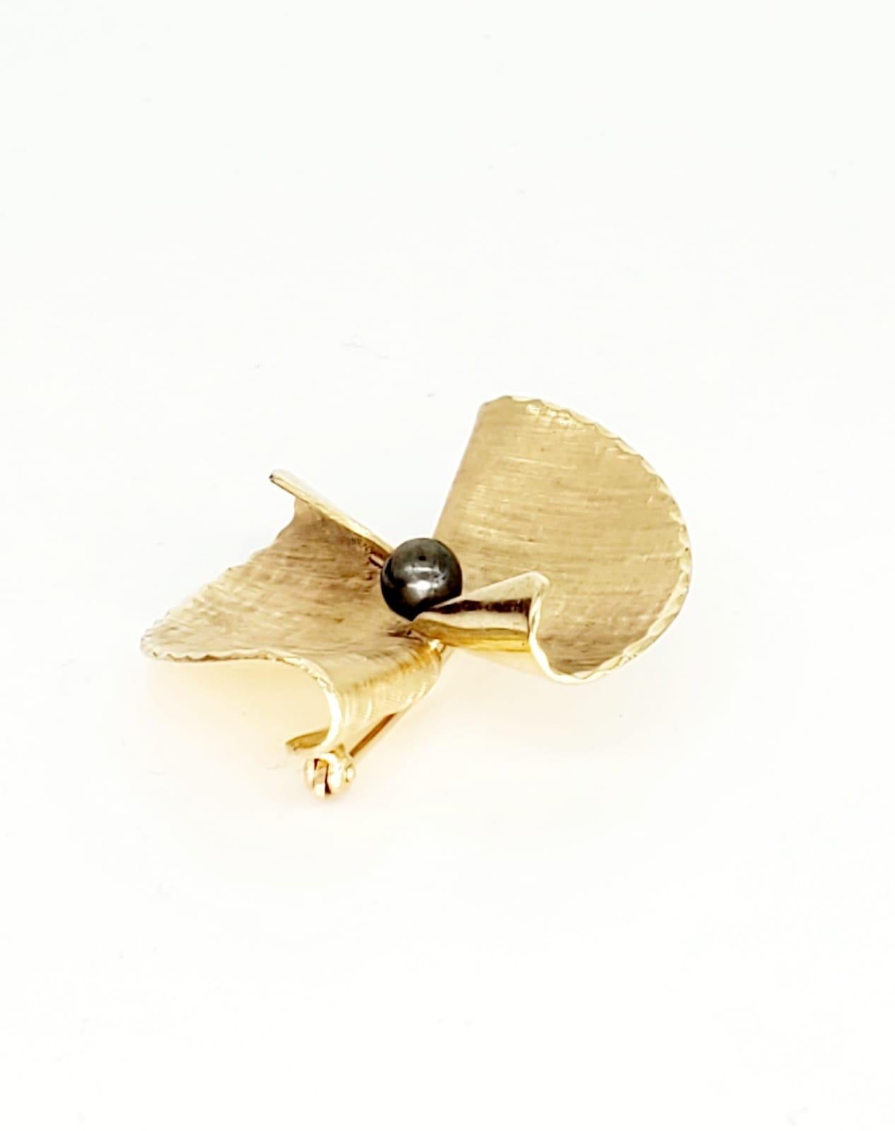 Art Nouveau Black Tahitian Pear Abstract Brooch Pin 14 Karat Gold For Sale 2