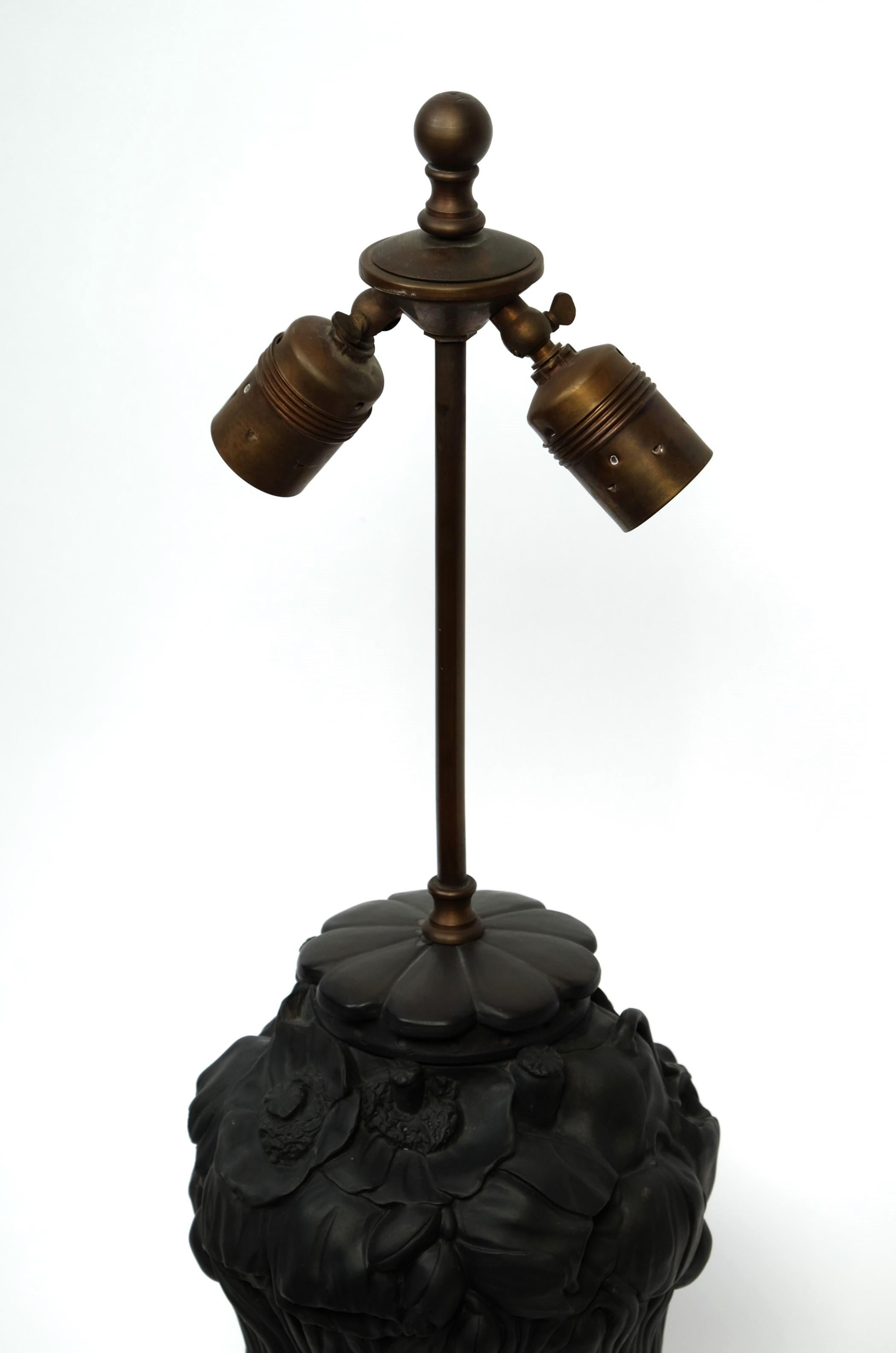 Art Nouveau Lampe de table en terre cuite noire Décor floral par L. Hjorth, Danemark années 1920 en vente 4