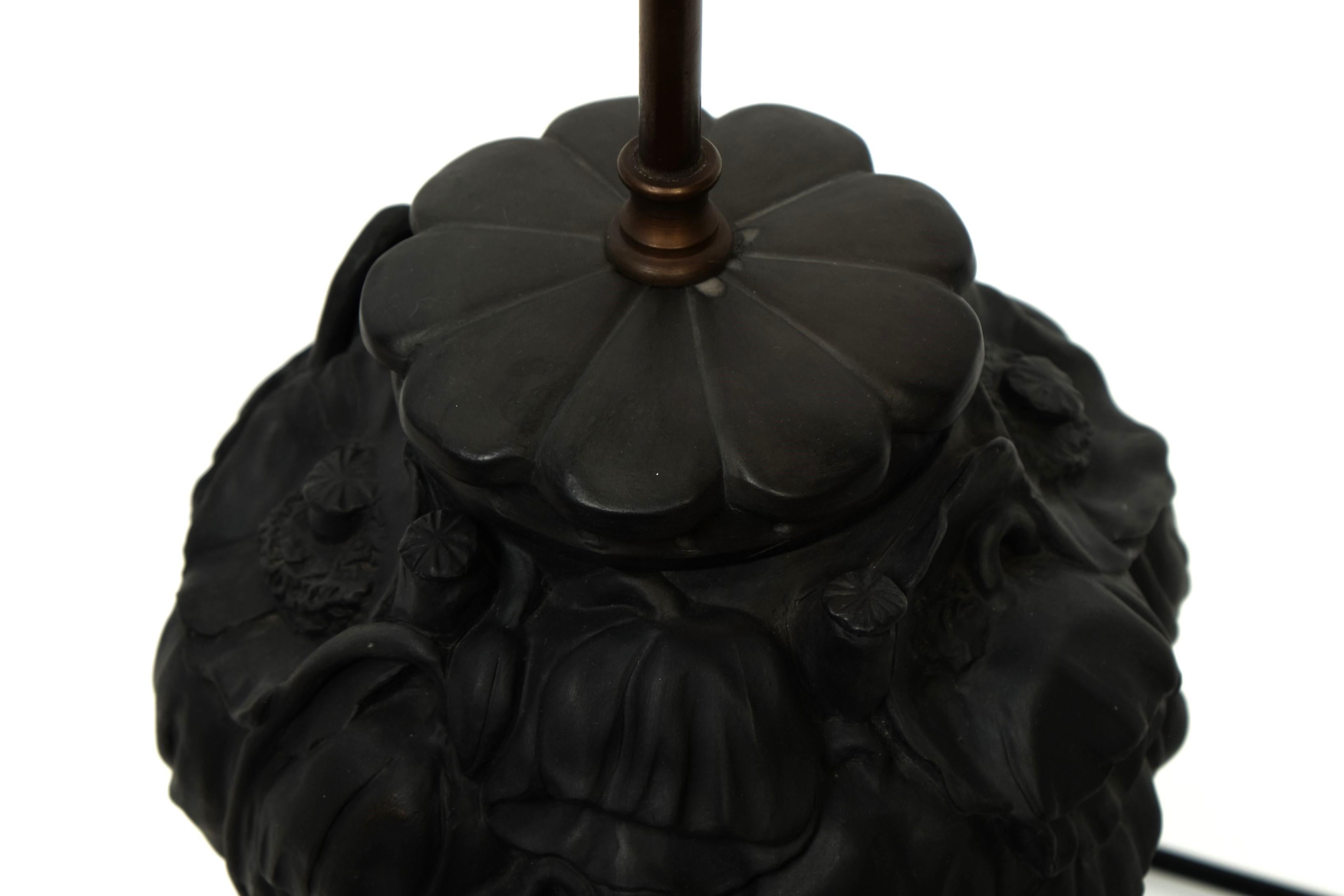 Art Nouveau Lampe de table en terre cuite noire Décor floral par L. Hjorth, Danemark années 1920 en vente 7