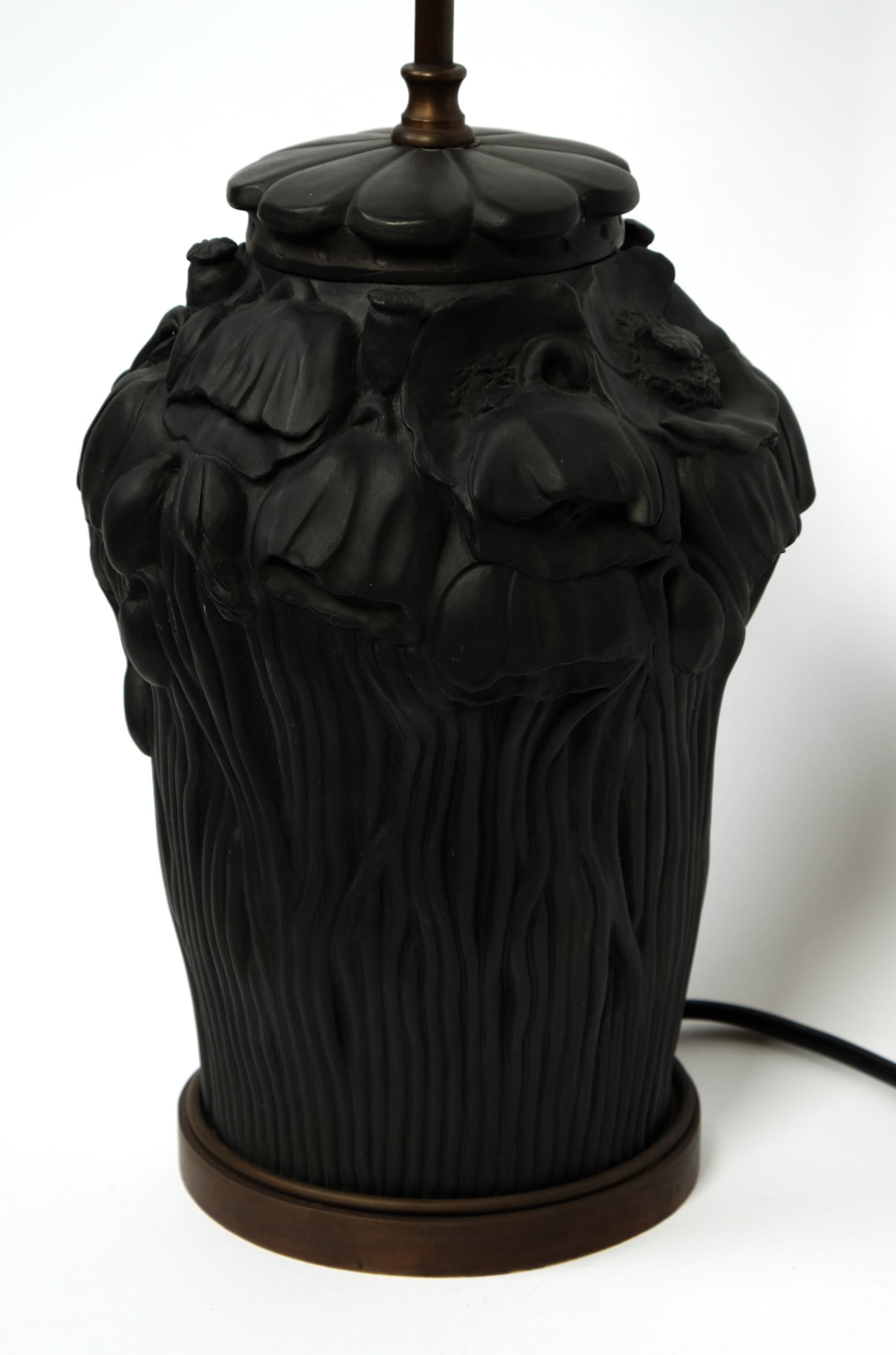 Art Nouveau Lampe de table en terre cuite noire Décor floral par L. Hjorth, Danemark années 1920 en vente 8