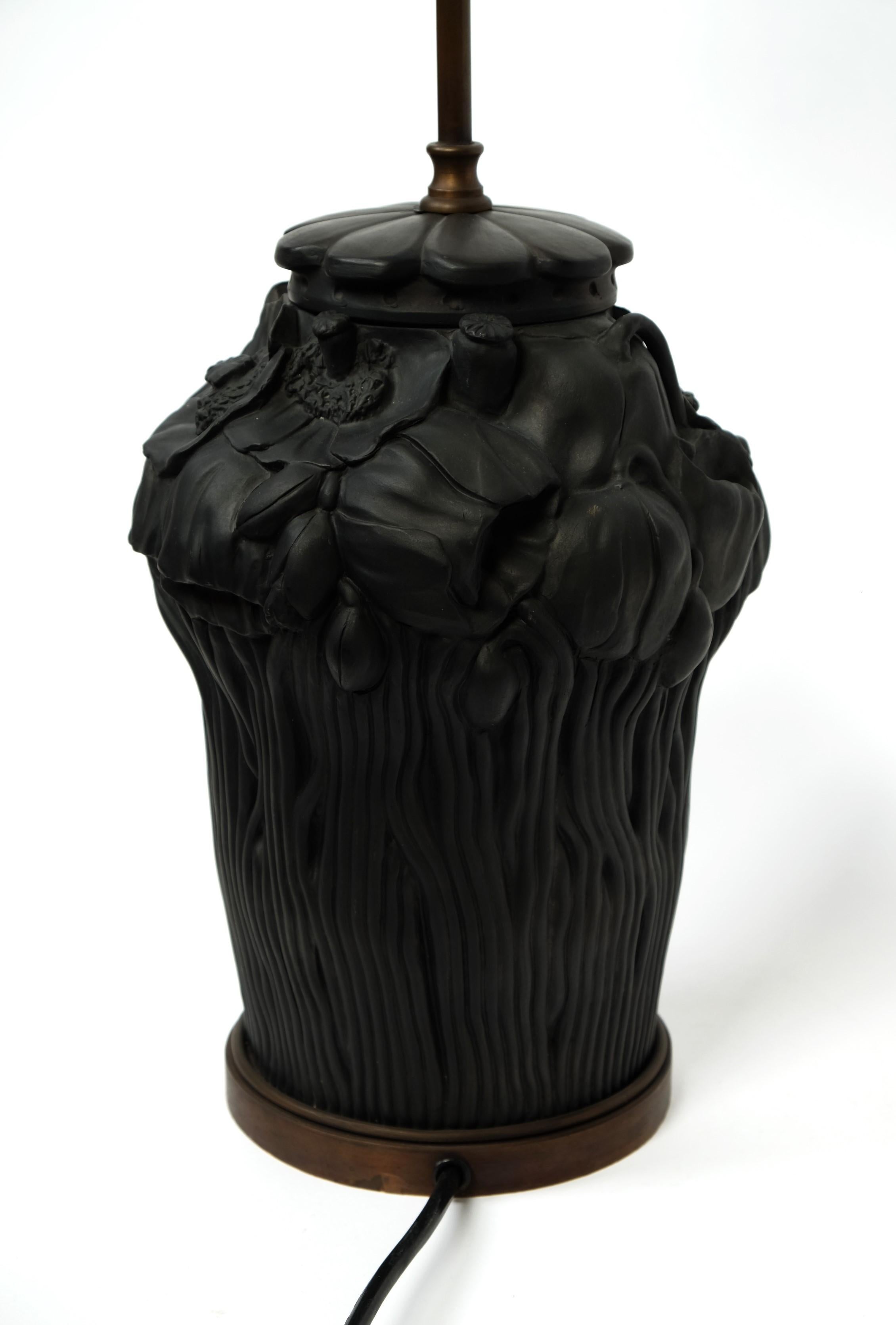 Art Nouveau Lampe de table en terre cuite noire Décor floral par L. Hjorth, Danemark années 1920 en vente 9