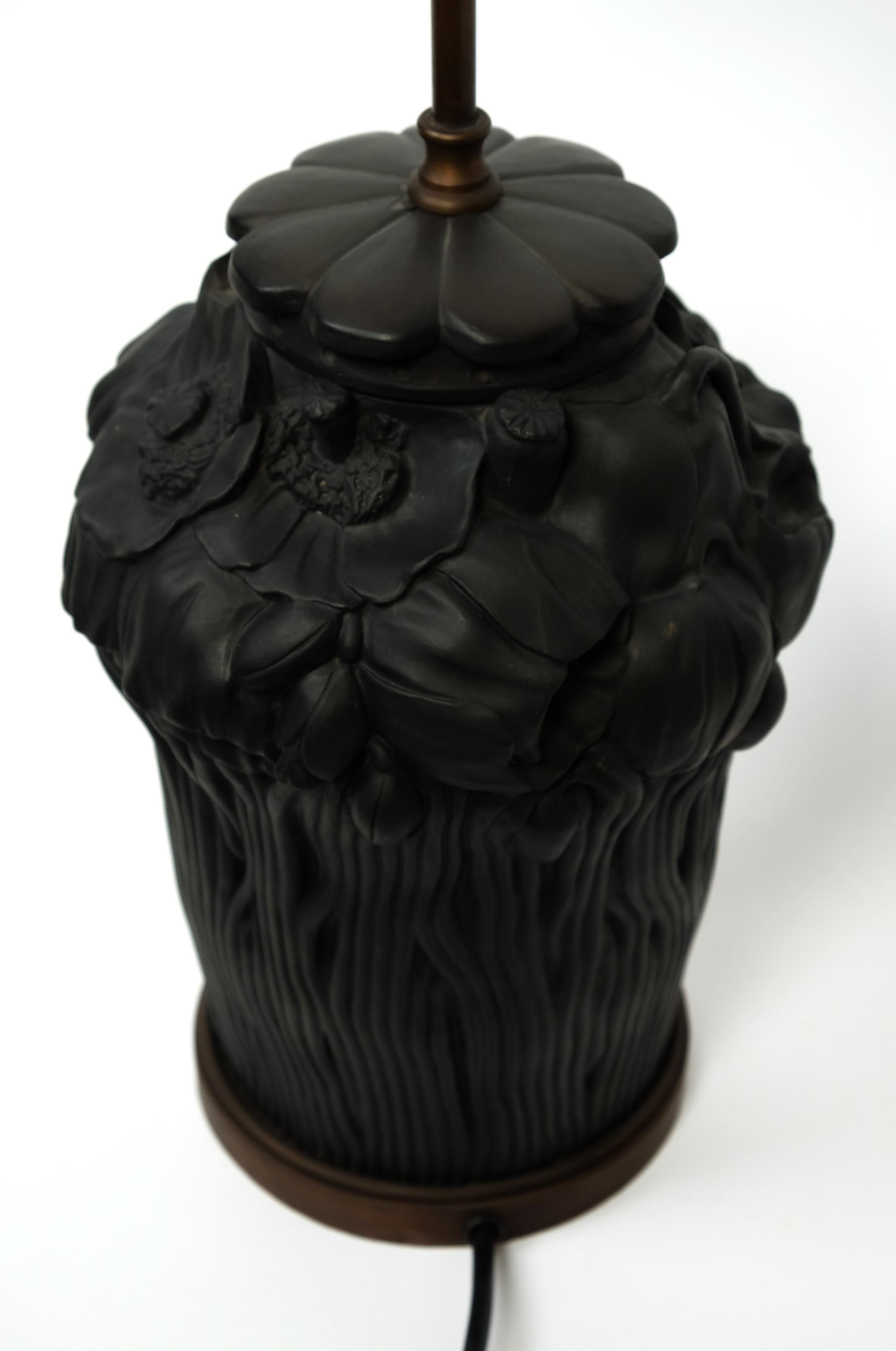 Art Nouveau Lampe de table en terre cuite noire Décor floral par L. Hjorth, Danemark années 1920 en vente 10
