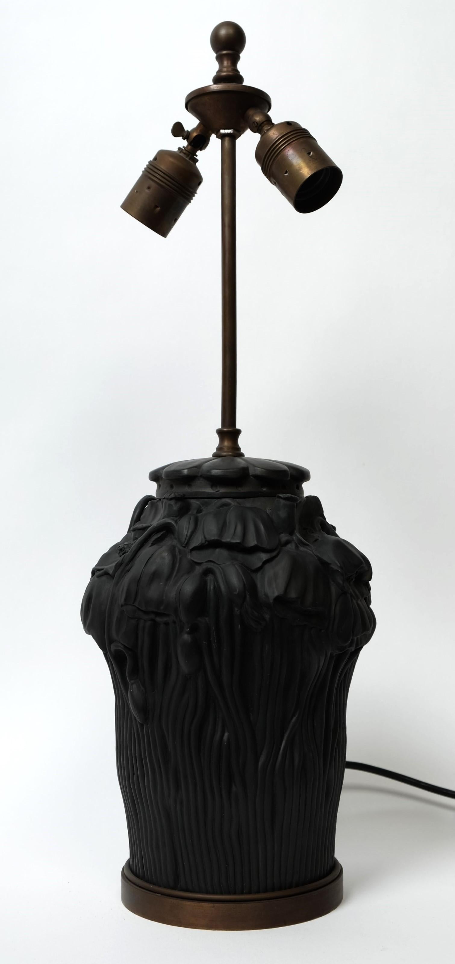 Exceptionnelle lampe de table Art Nouveau en faïence / terre cuite noire à décor floral par Lauritz Hjorth, Danemark années 1920.

La lampe est dans un état vintage original en faïence/terre cuite noire. La monture, la douille et le support de