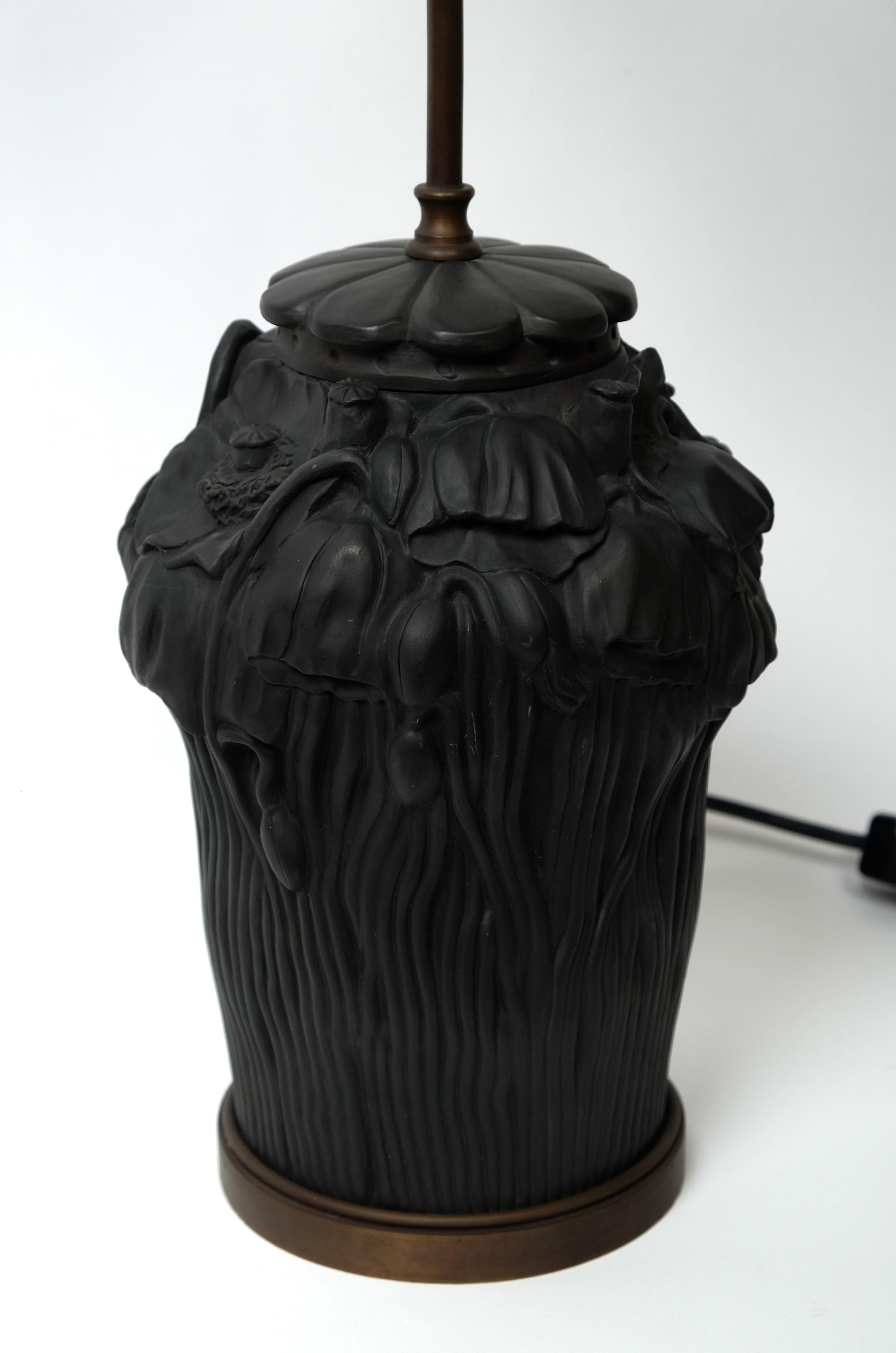 Danois Art Nouveau Lampe de table en terre cuite noire Décor floral par L. Hjorth, Danemark années 1920 en vente