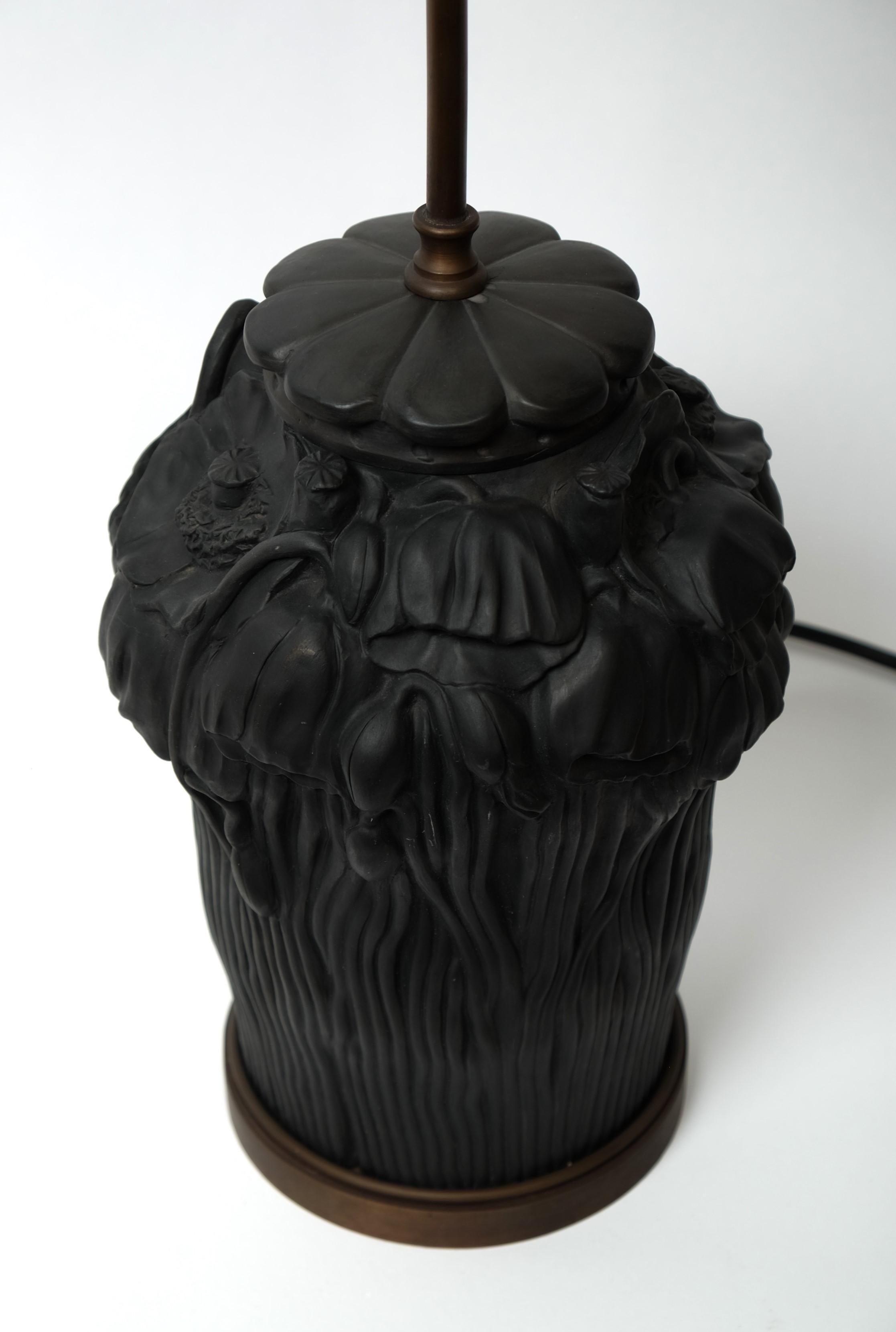 Art Nouveau Lampe de table en terre cuite noire Décor floral par L. Hjorth, Danemark années 1920 Bon état - En vente à München, BY
