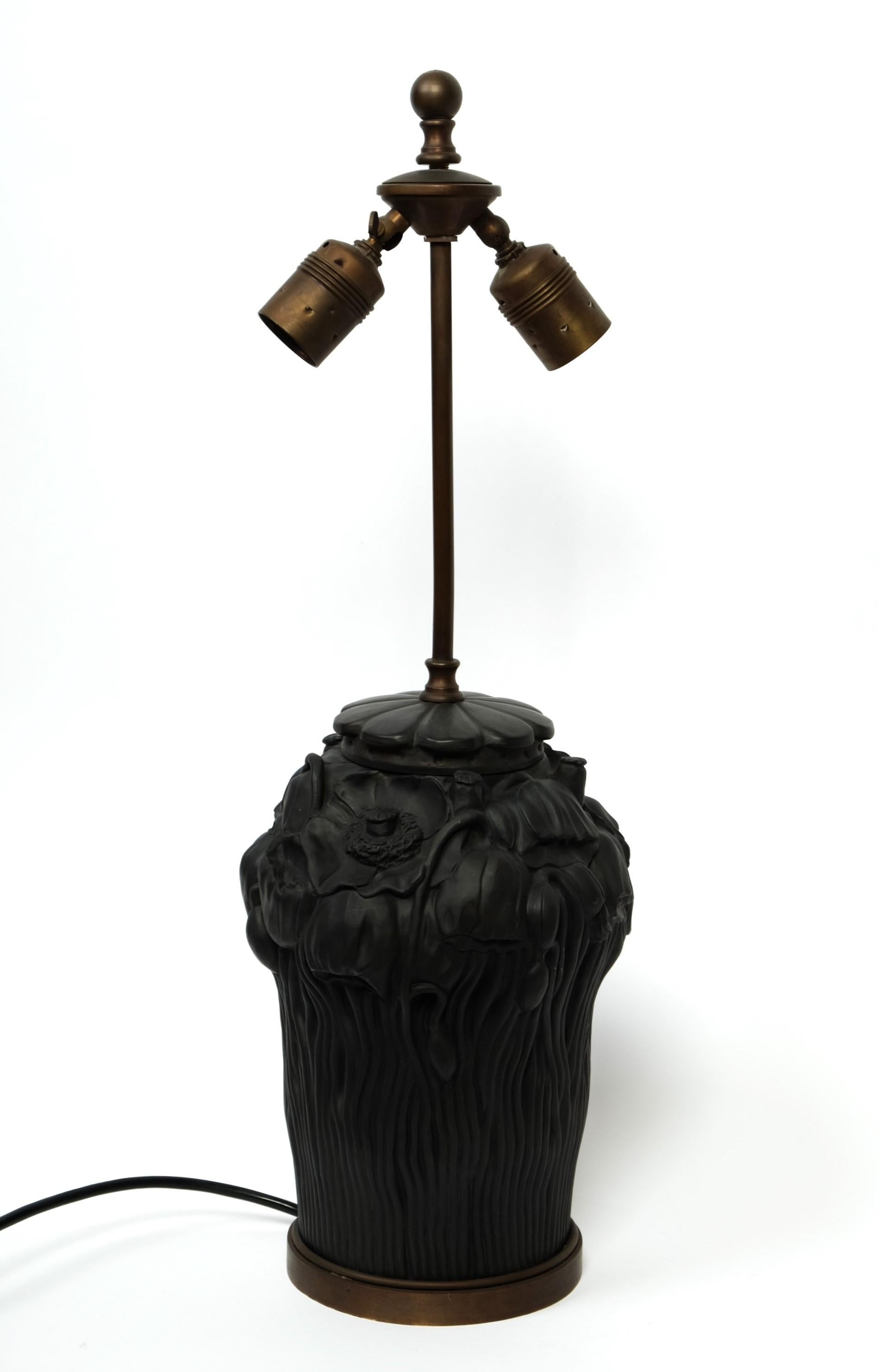 Début du 20ème siècle Art Nouveau Lampe de table en terre cuite noire Décor floral par L. Hjorth, Danemark années 1920 en vente