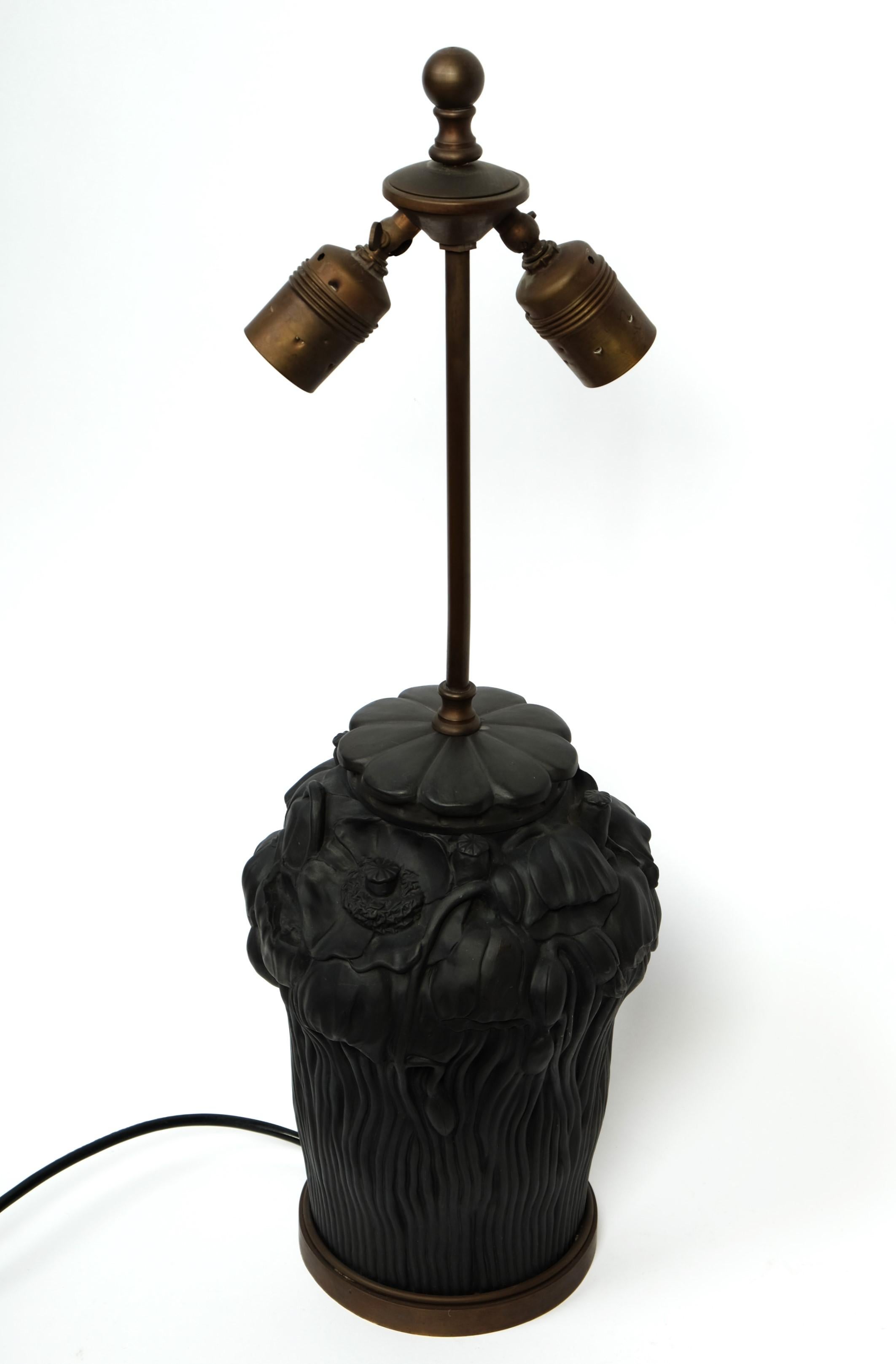 Terre cuite Art Nouveau Lampe de table en terre cuite noire Décor floral par L. Hjorth, Danemark années 1920 en vente