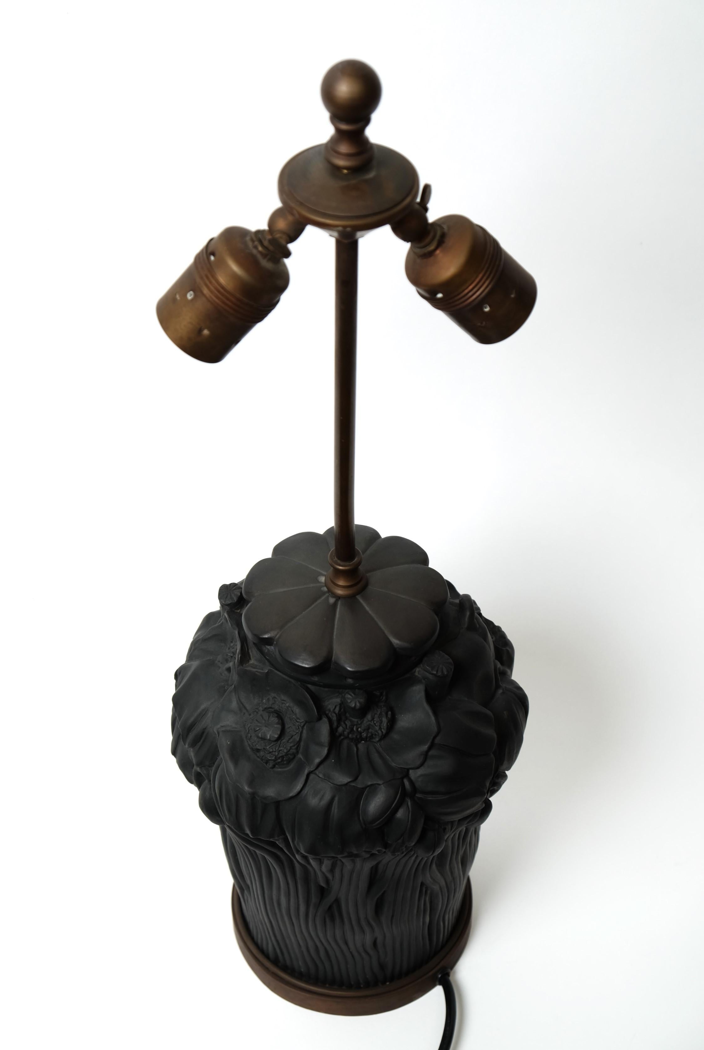 Art Nouveau Lampe de table en terre cuite noire Décor floral par L. Hjorth, Danemark années 1920 en vente 1
