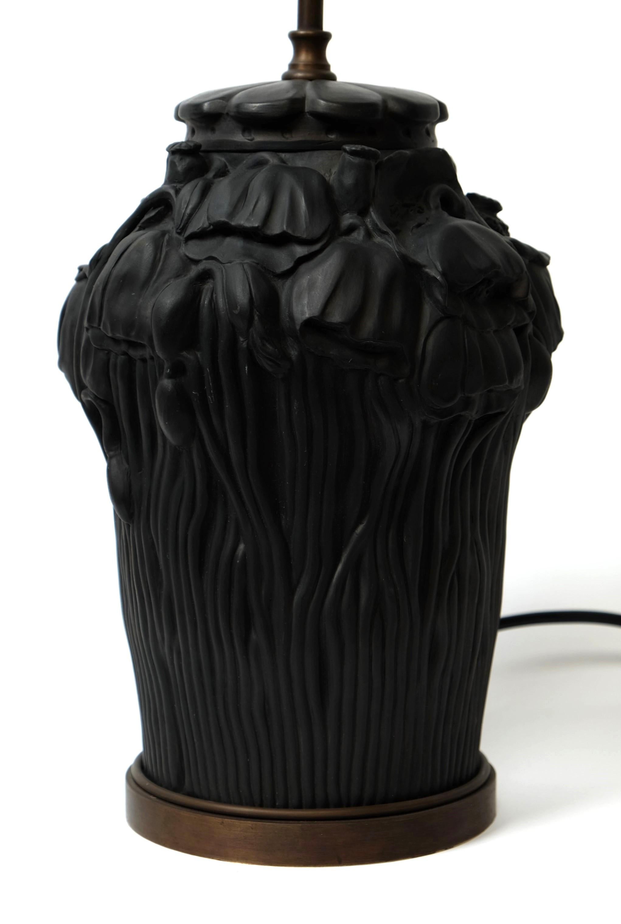 Art Nouveau Lampe de table en terre cuite noire Décor floral par L. Hjorth, Danemark années 1920 en vente 2
