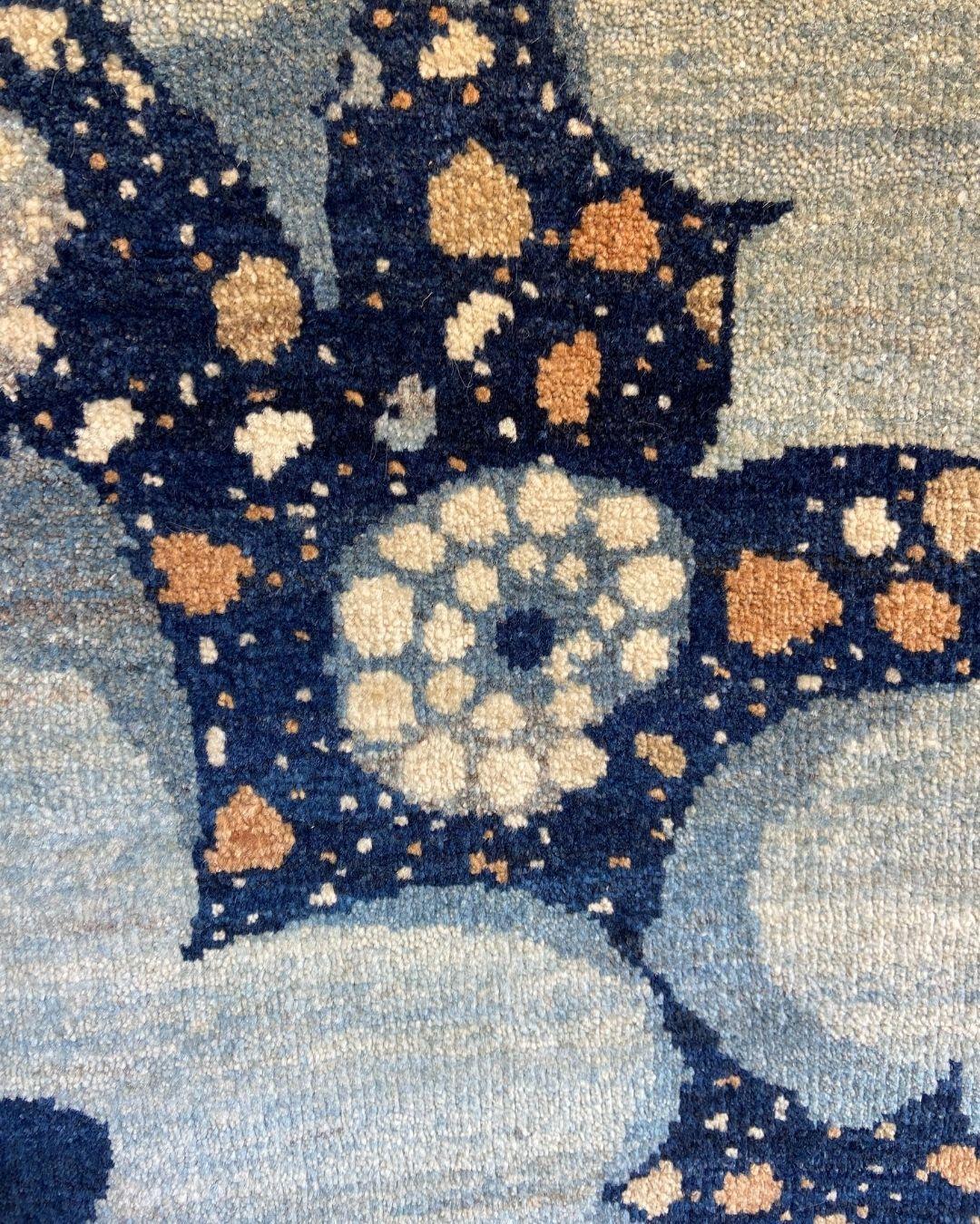 Questo tappeto persiano annodato a mano in lana blu, rame e avorio, di dimensioni 9' x 12', è un pezzo eccezionale dell'acclamata Galaxy Collection'S di Orley Shabahang. Riflettendo l'eleganza fluida e i motivi botanici del design Art Nouveau,