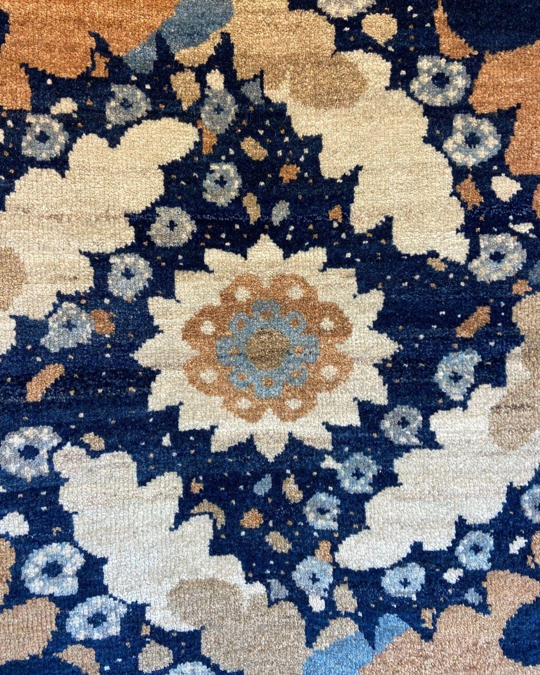 Persiano Tappeto persiano annodato a mano in lana blu, rame e avorio Art Nouveau, 9' x 12' in vendita
