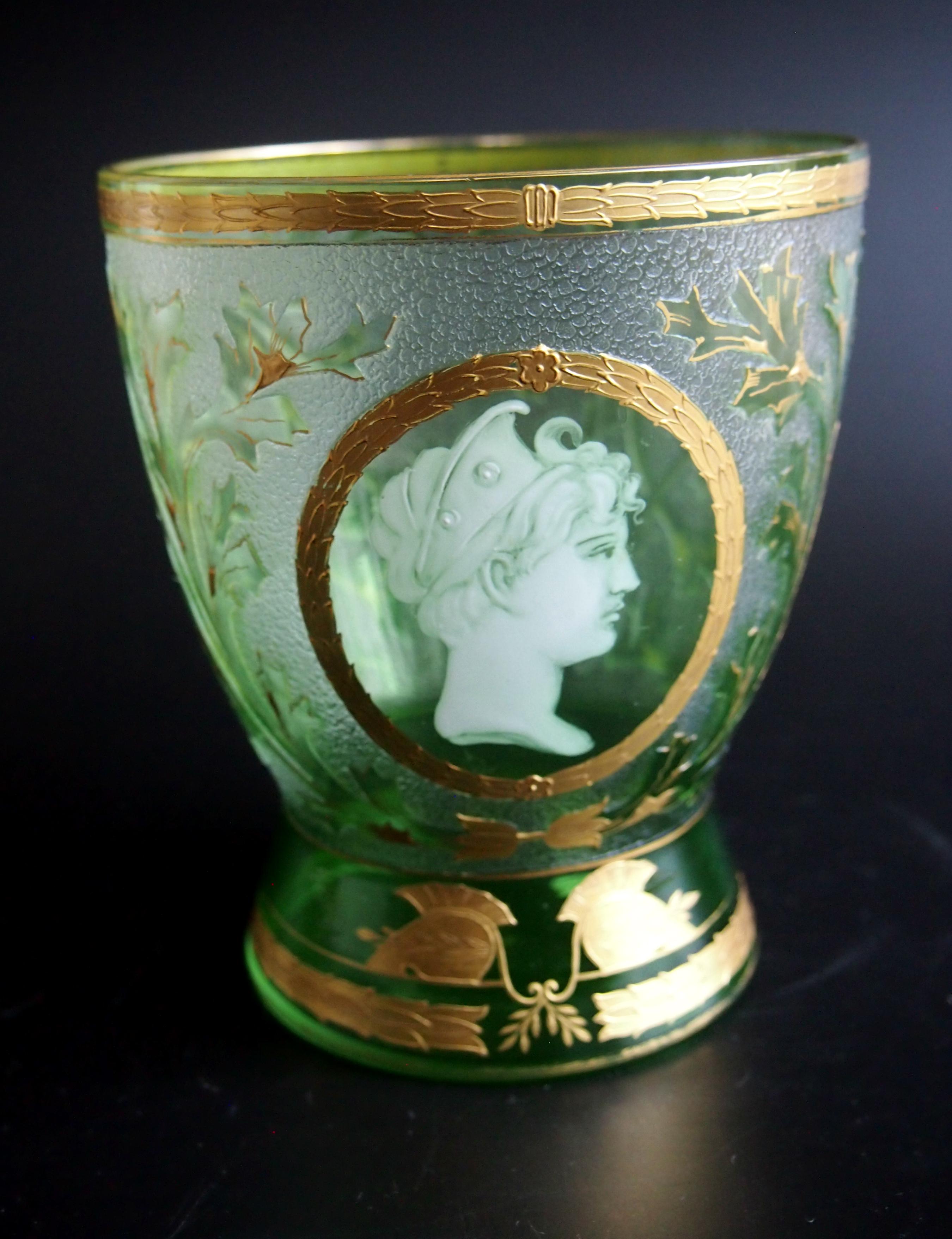 Vase en verre camée Art Nouveau de BohèmeHelmet de Riedel en vente 1
