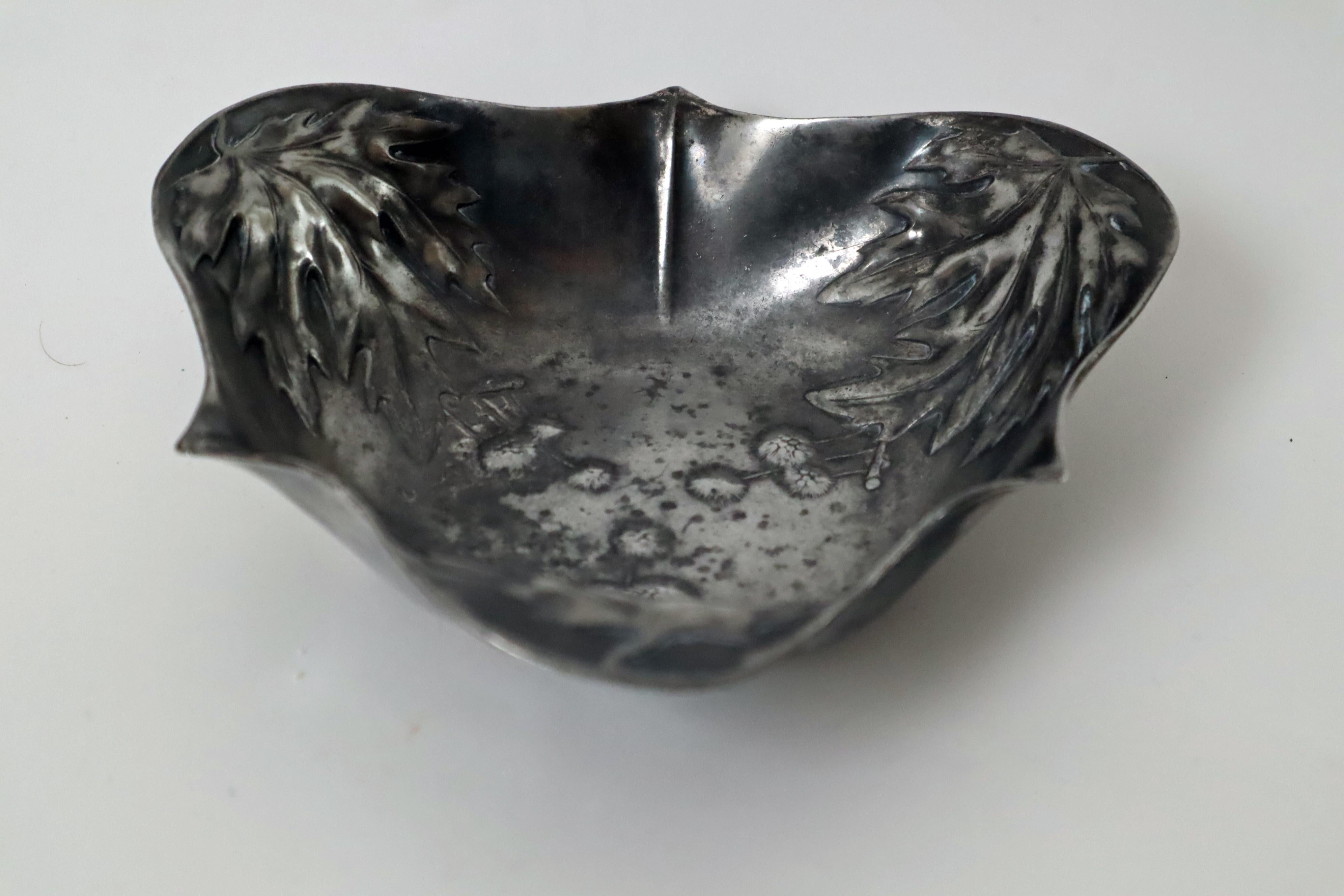 Belle petite coupe Art Nouveau, probablement en maillechort. Ce bol est particulièrement rare, car il est poinçonné sur la base avec B & G, qui représente le fabricant de porcelaine danois Bing et Grondahl. Ce bijou provient d'une ancienne villa Art