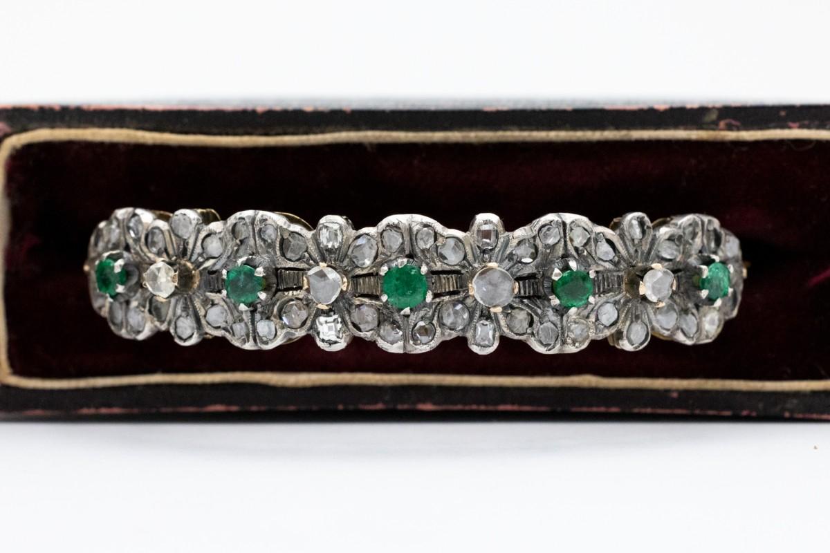 Le bracelet est une pièce antique unique, une expression du style Arte Antiques, provenant de Russie à la fin du 19ème siècle, vers 1900. Il s'agit d'un magnifique bijou soigneusement confectionné, qui représente les caractéristiques de cette
