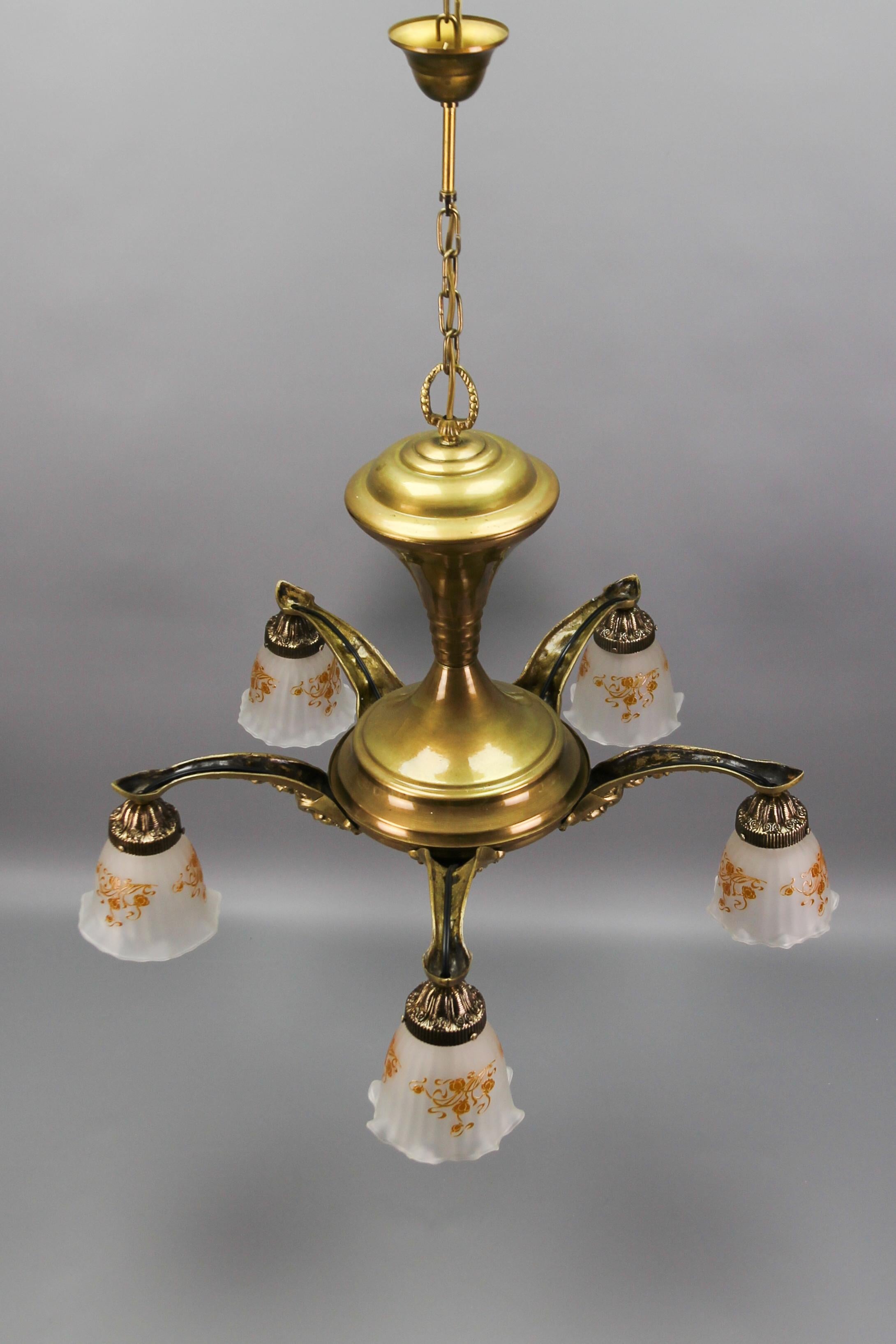 Jugendstil-Kronleuchter aus Messing und Bronze mit fünf Leuchten und mattierten Glasschirmen im Angebot 3