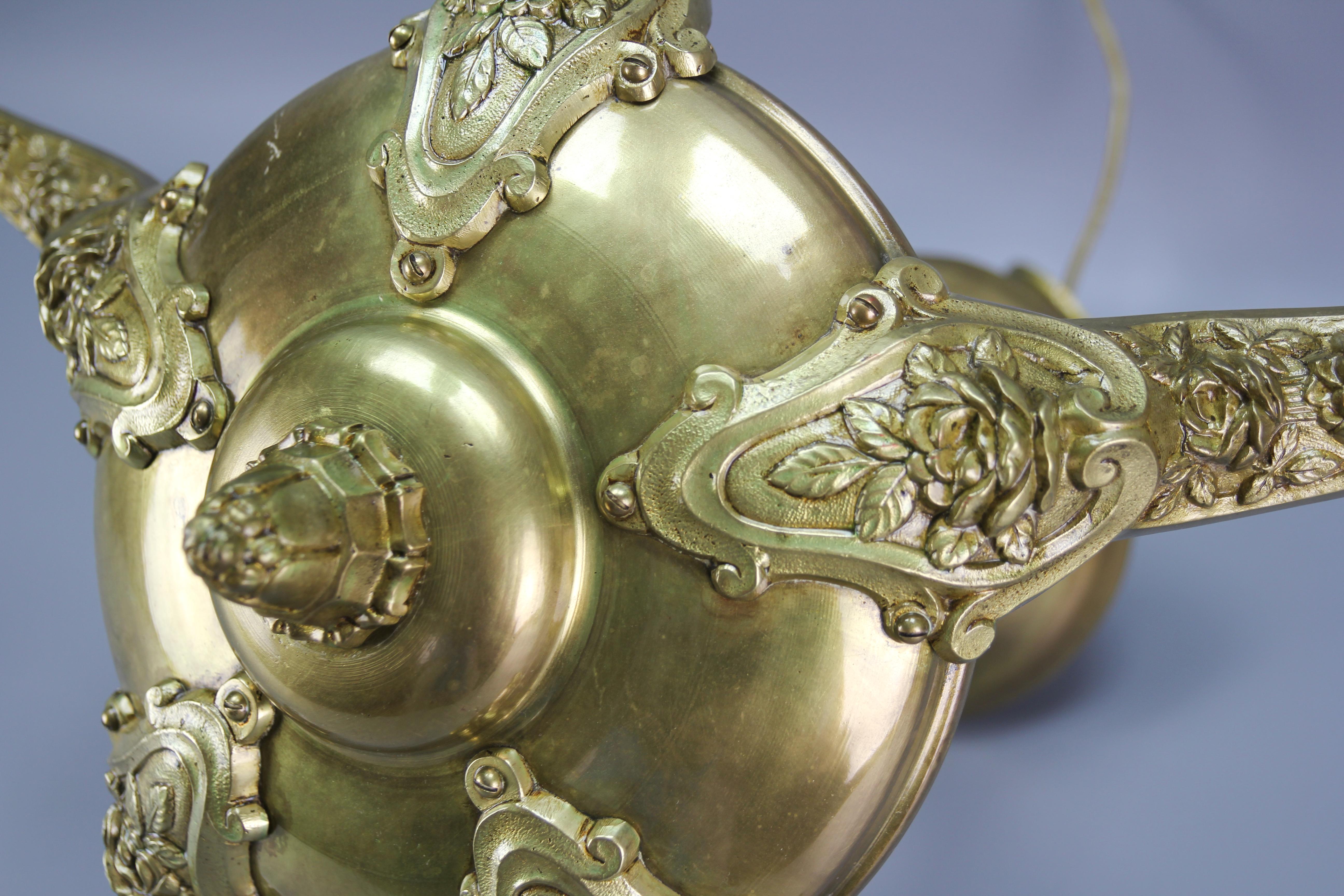 Jugendstil-Kronleuchter aus Messing und Bronze mit fünf Leuchten und mattierten Glasschirmen im Angebot 6