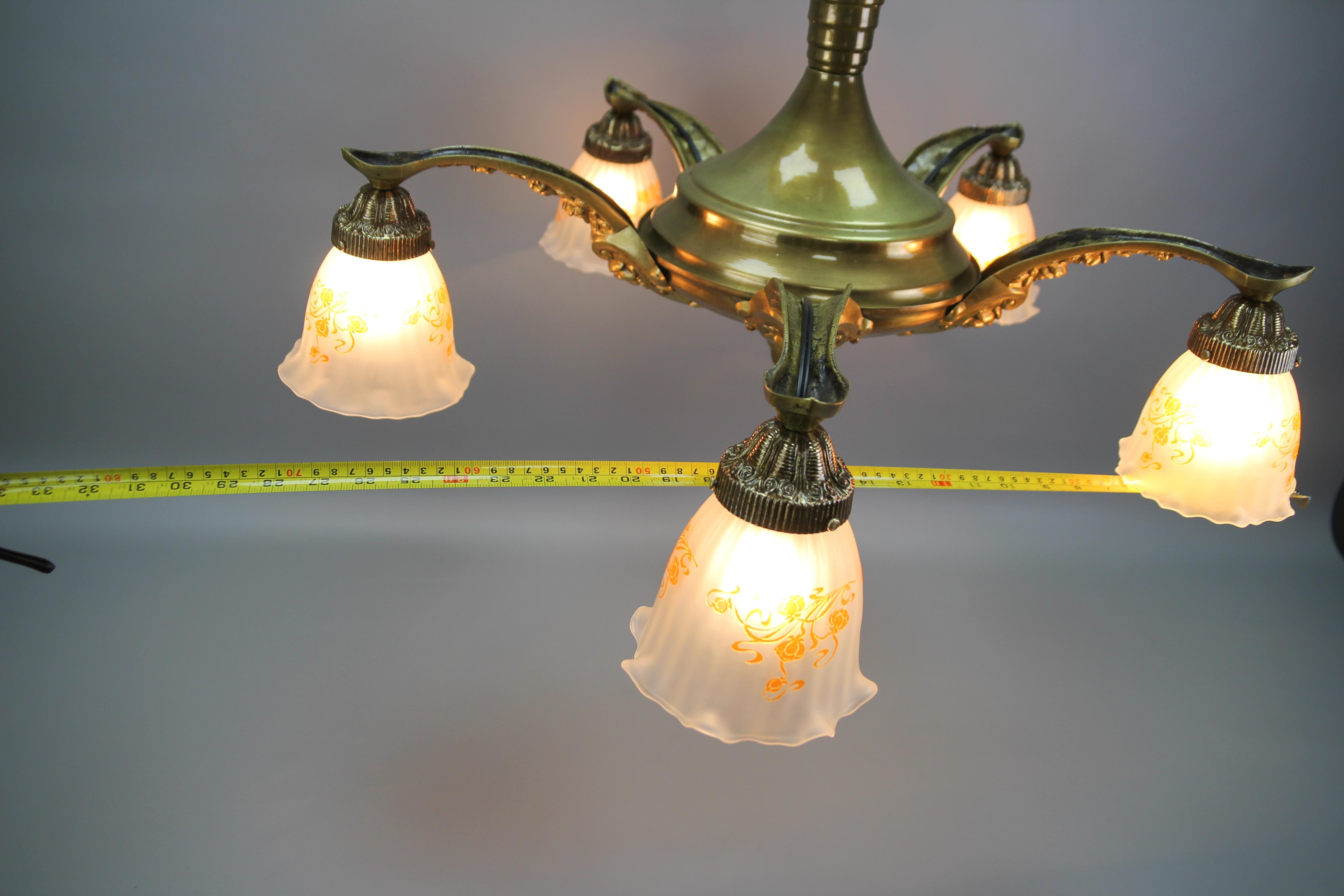Jugendstil-Kronleuchter aus Messing und Bronze mit fünf Leuchten und mattierten Glasschirmen im Angebot 11
