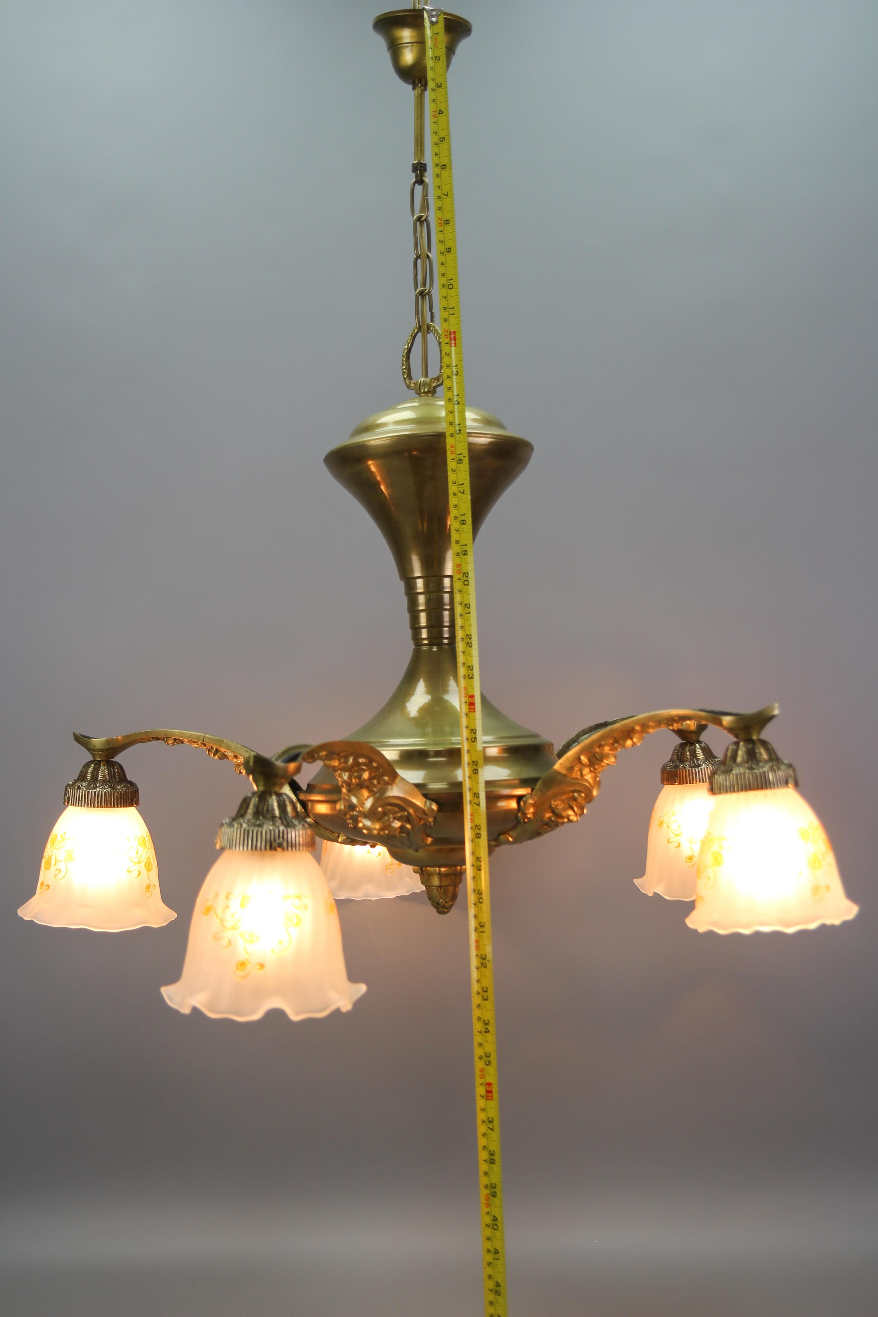 Jugendstil-Kronleuchter aus Messing und Bronze mit fünf Leuchten und mattierten Glasschirmen im Angebot 12