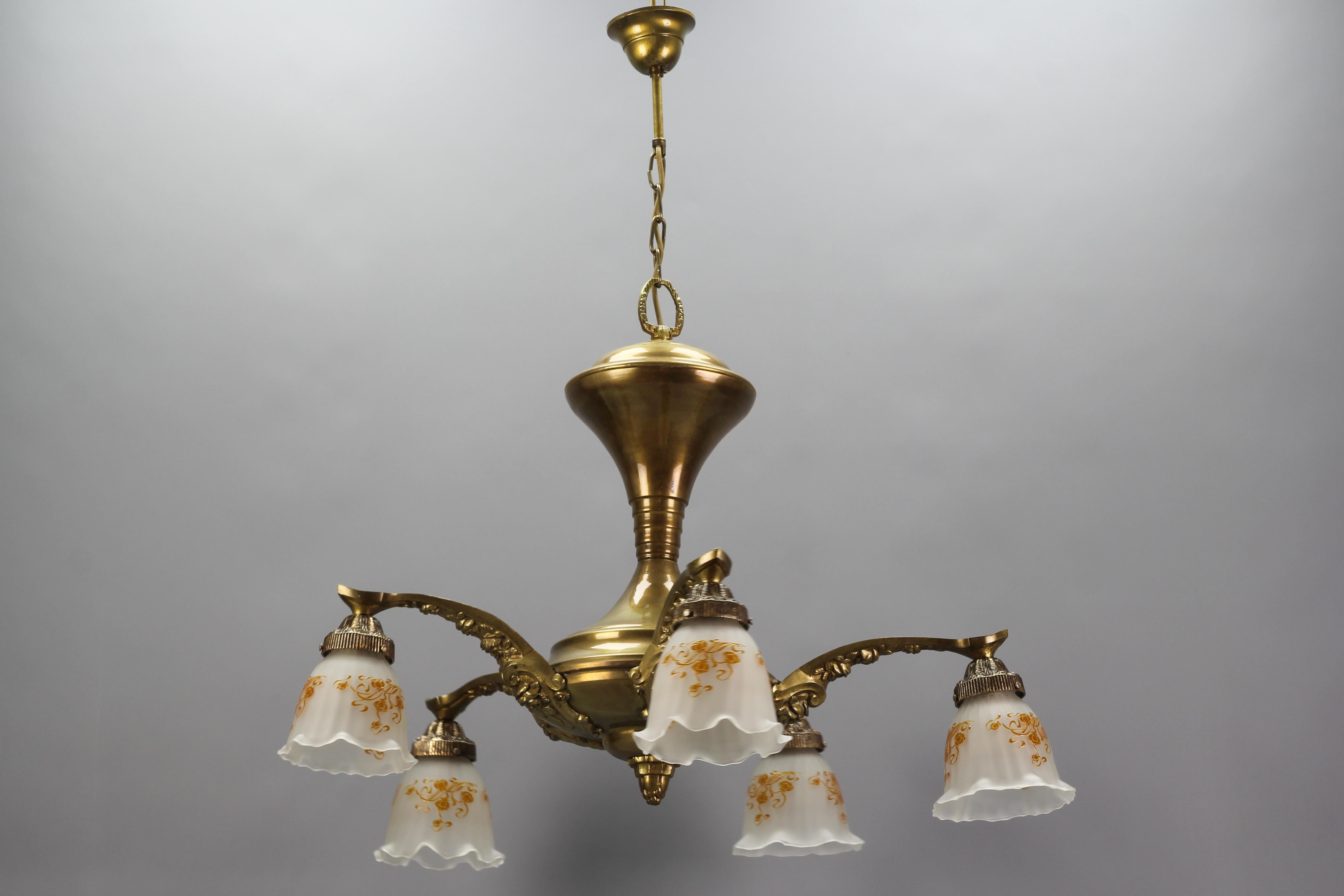 Jugendstil-Kronleuchter aus Messing und Bronze mit fünf Leuchten und mattierten Glasschirmen im Angebot 13
