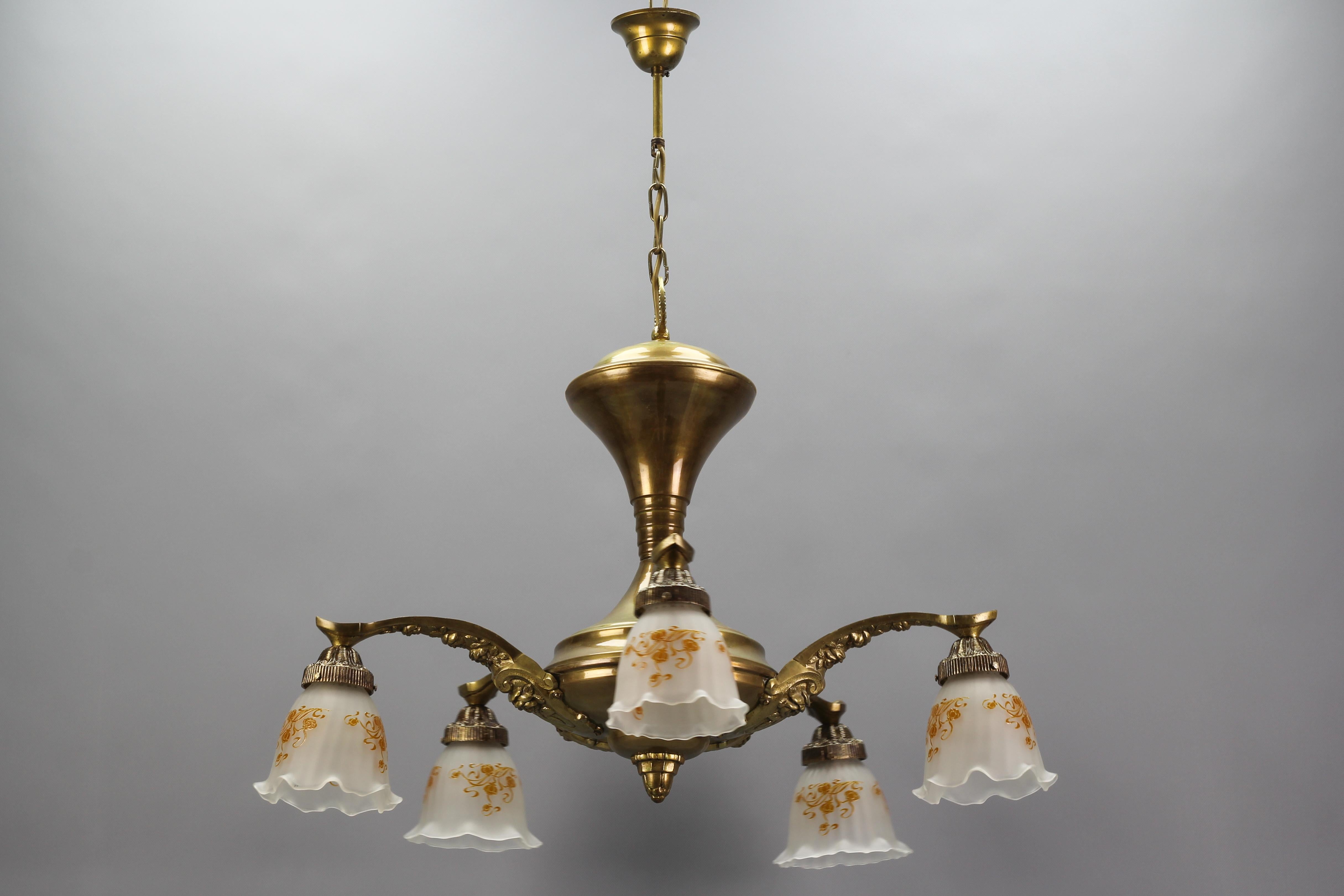 Jugendstil-Kronleuchter aus Messing und Bronze mit fünf Leuchten und mattierten Glasschirmen (Art nouveau) im Angebot