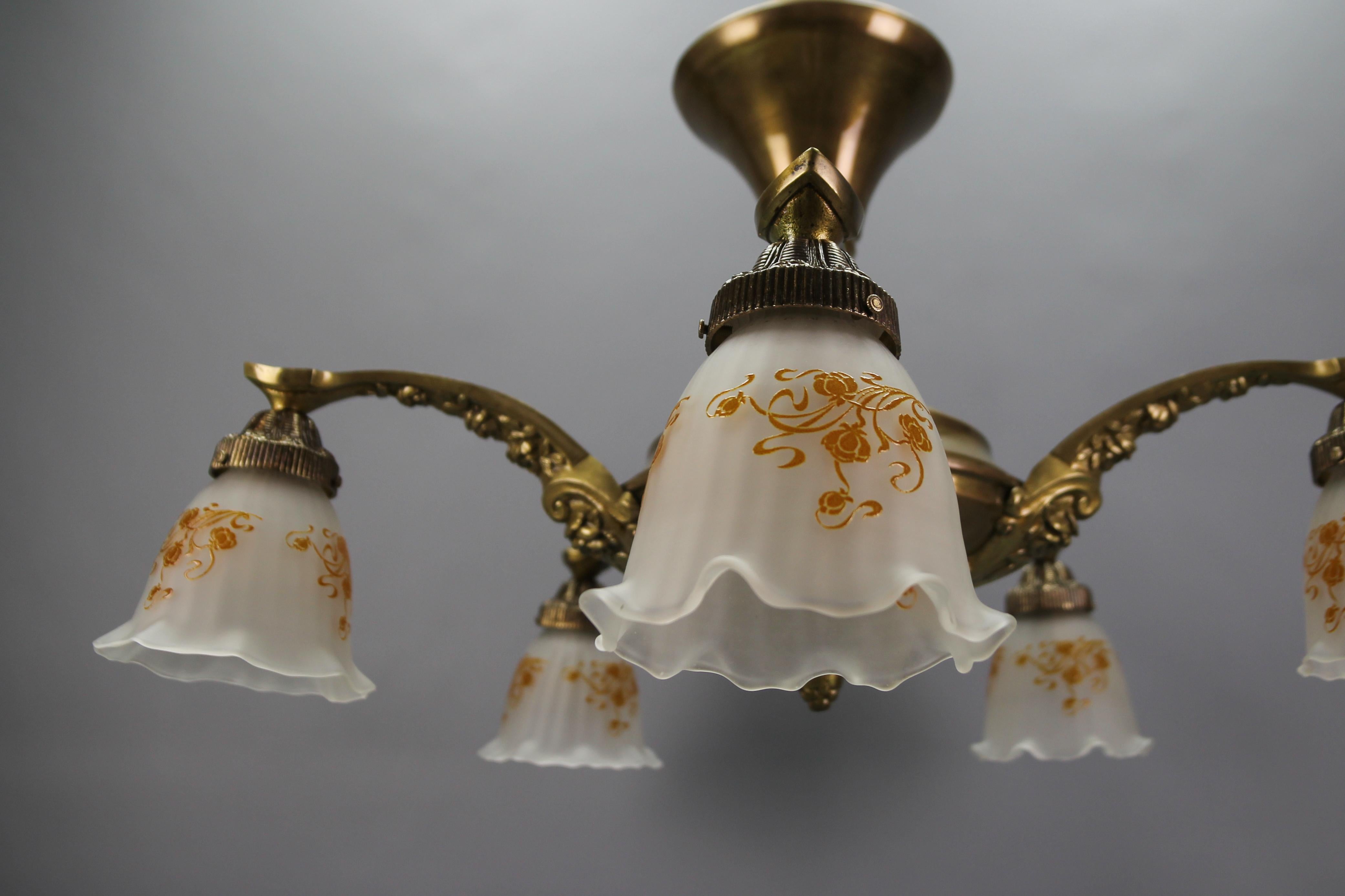Jugendstil-Kronleuchter aus Messing und Bronze mit fünf Leuchten und mattierten Glasschirmen (Französisch) im Angebot