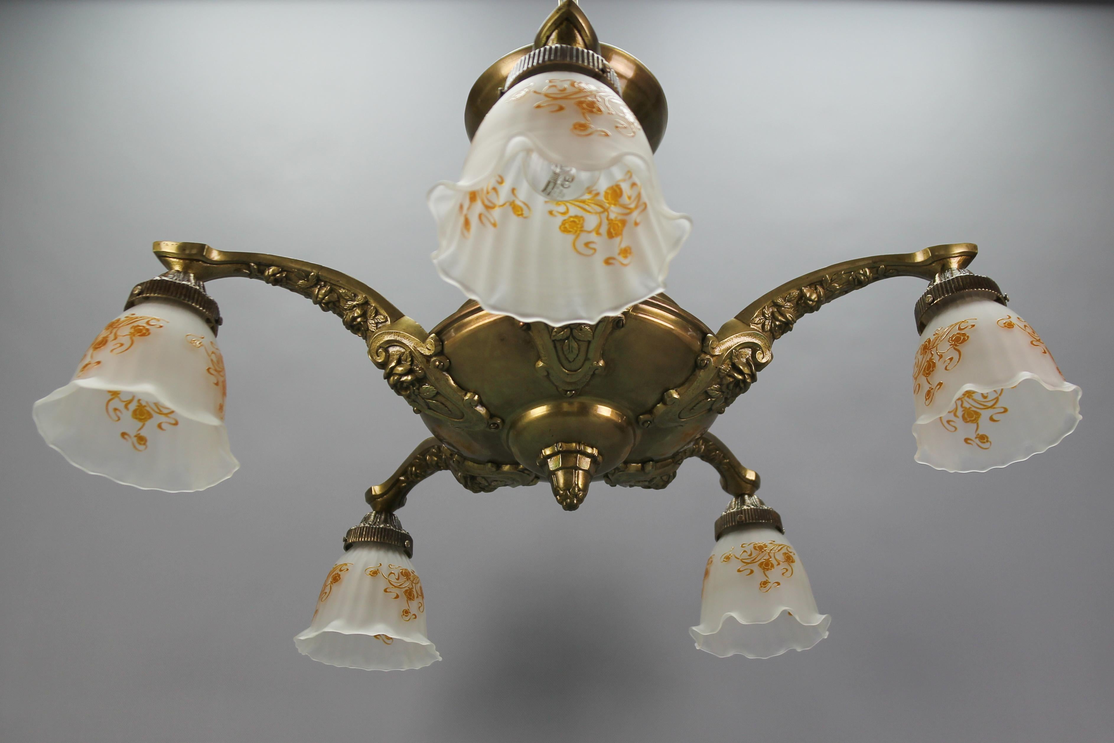 Jugendstil-Kronleuchter aus Messing und Bronze mit fünf Leuchten und mattierten Glasschirmen (Mattiert) im Angebot