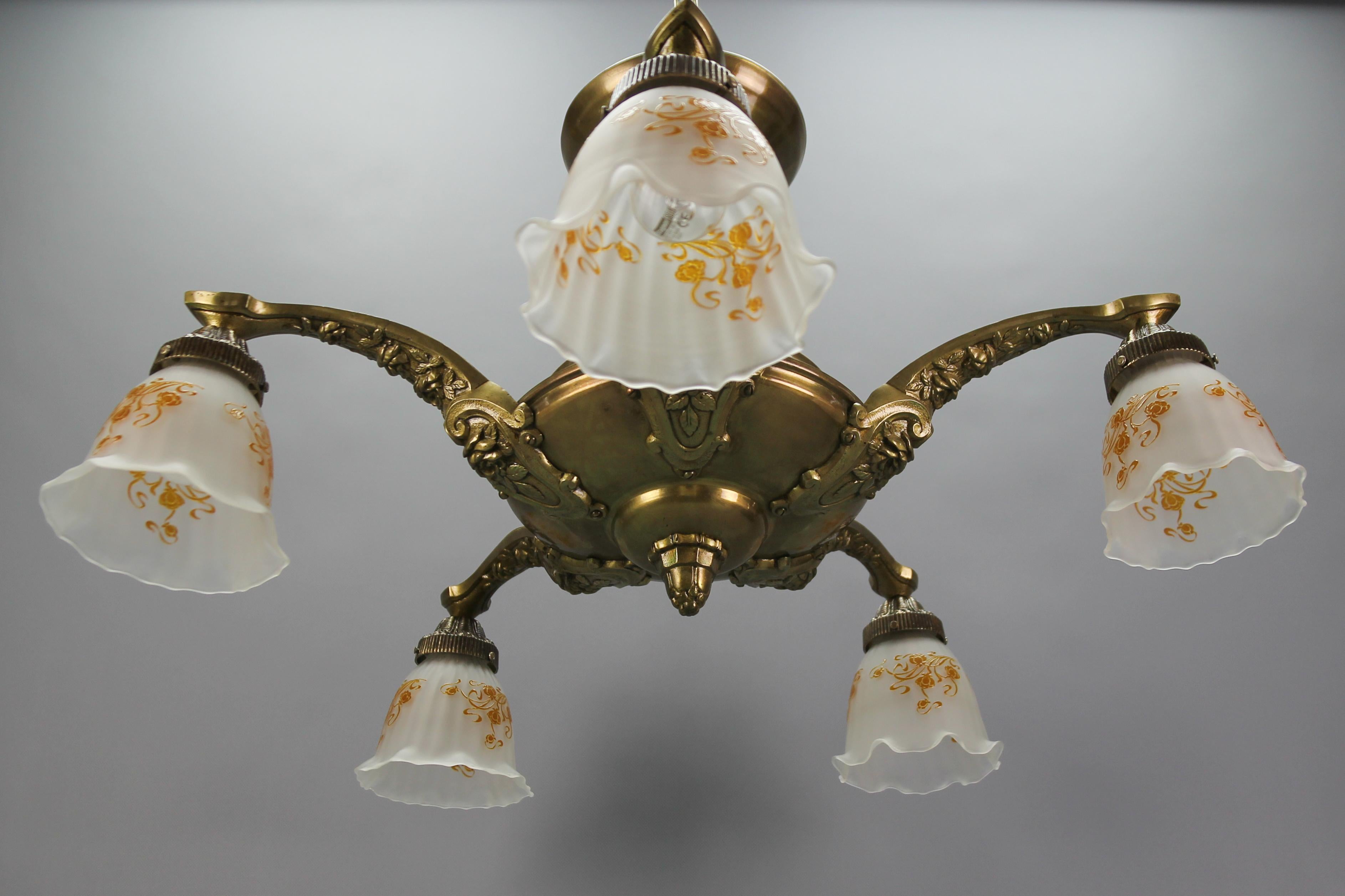 Dépoli Lustre à cinq lumières Art Nouveau en laiton et bronze avec abat-jours en verre dépoli en vente