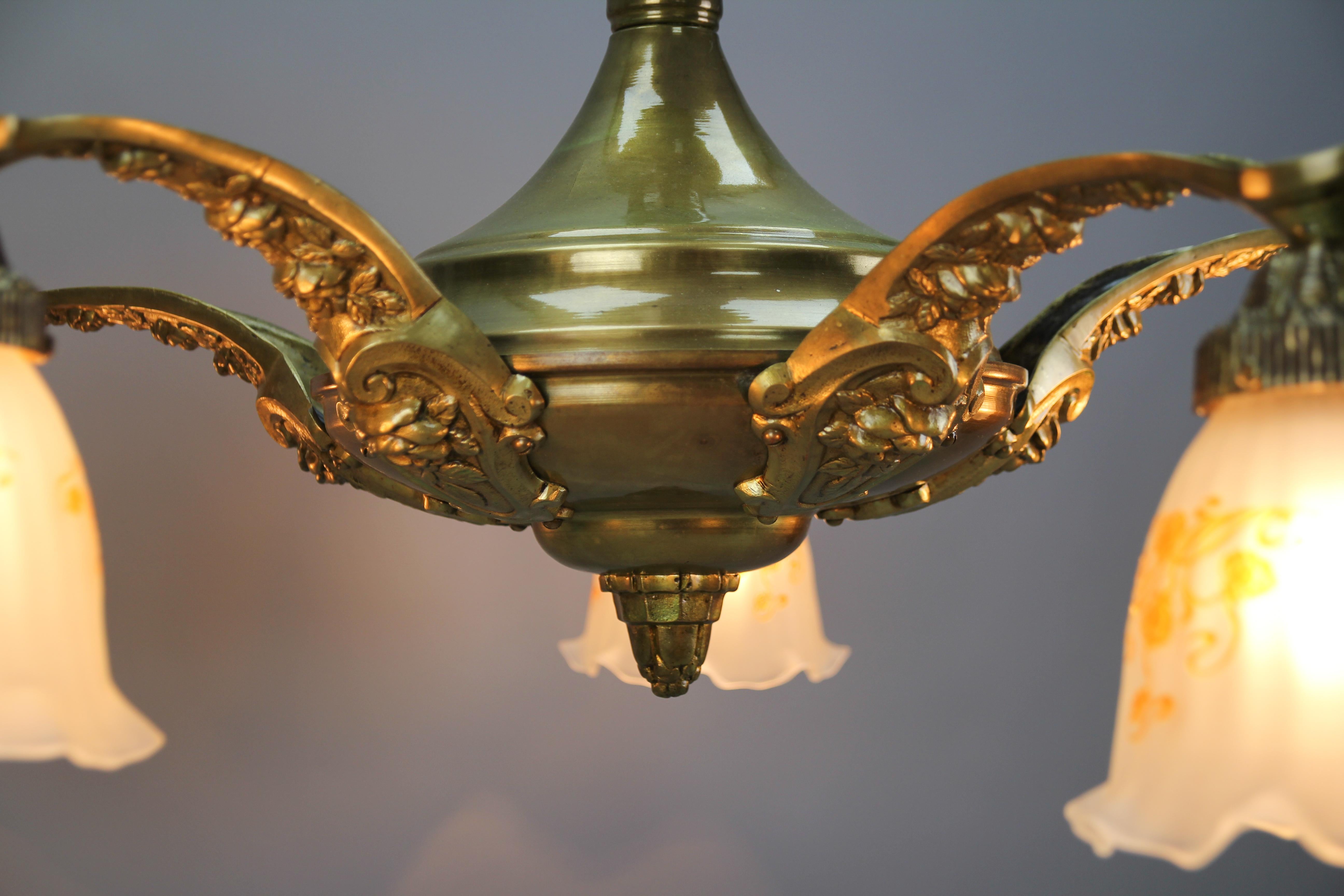 Jugendstil-Kronleuchter aus Messing und Bronze mit fünf Leuchten und mattierten Glasschirmen (Mitte des 20. Jahrhunderts) im Angebot