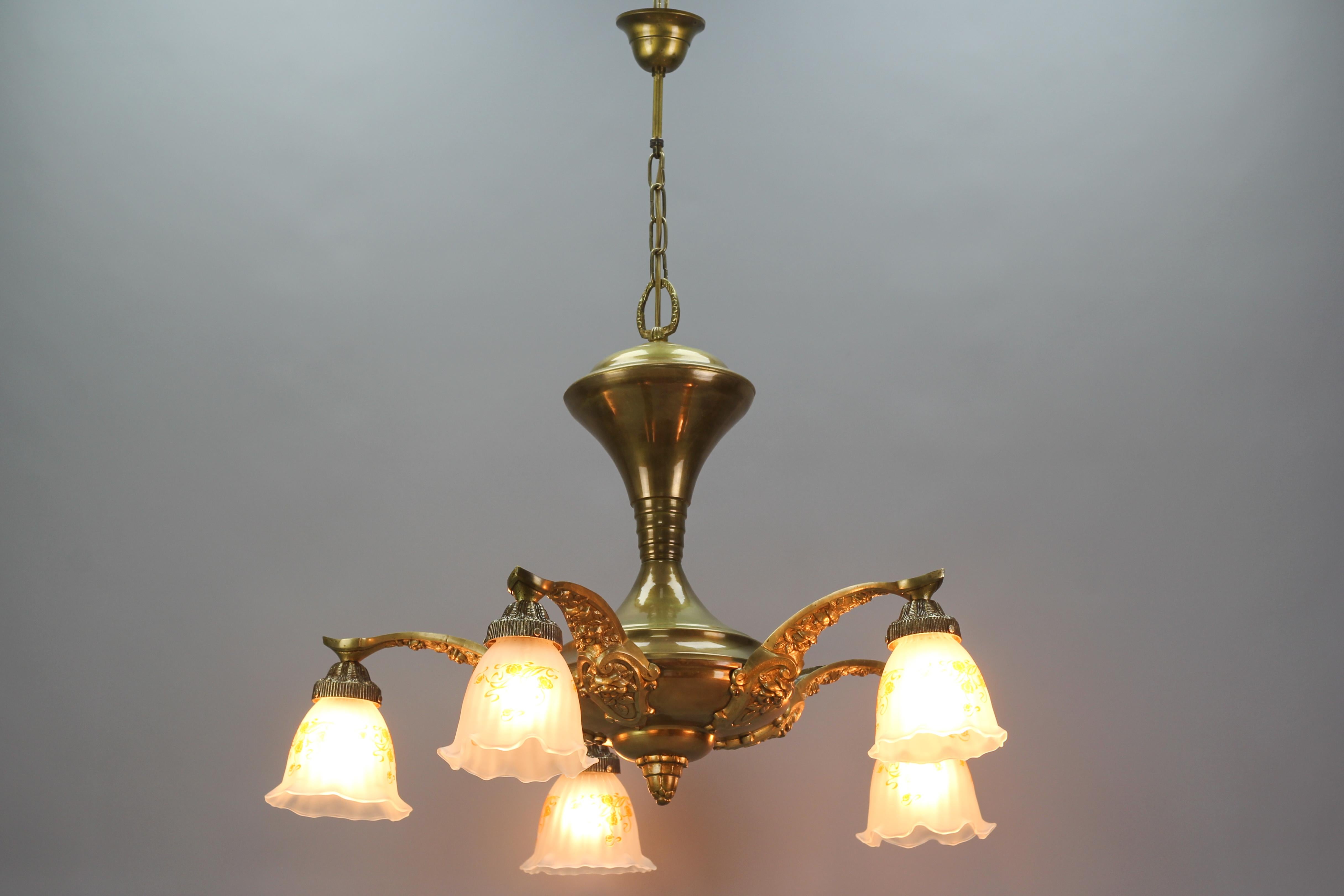 Jugendstil-Kronleuchter aus Messing und Bronze mit fünf Leuchten und mattierten Glasschirmen im Angebot 2
