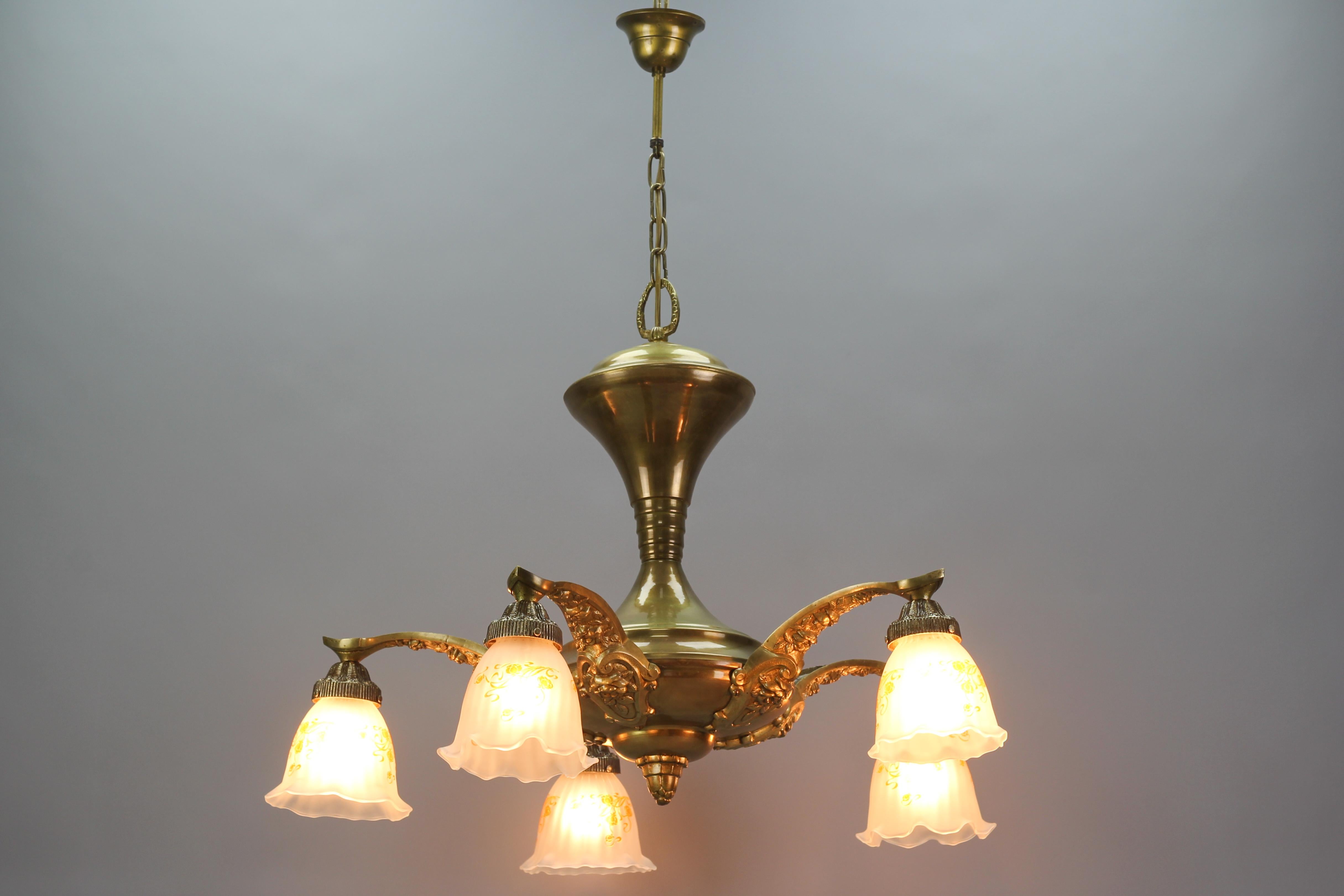 Lustre à cinq lumières Art Nouveau en laiton et bronze avec abat-jours en verre dépoli en vente 1