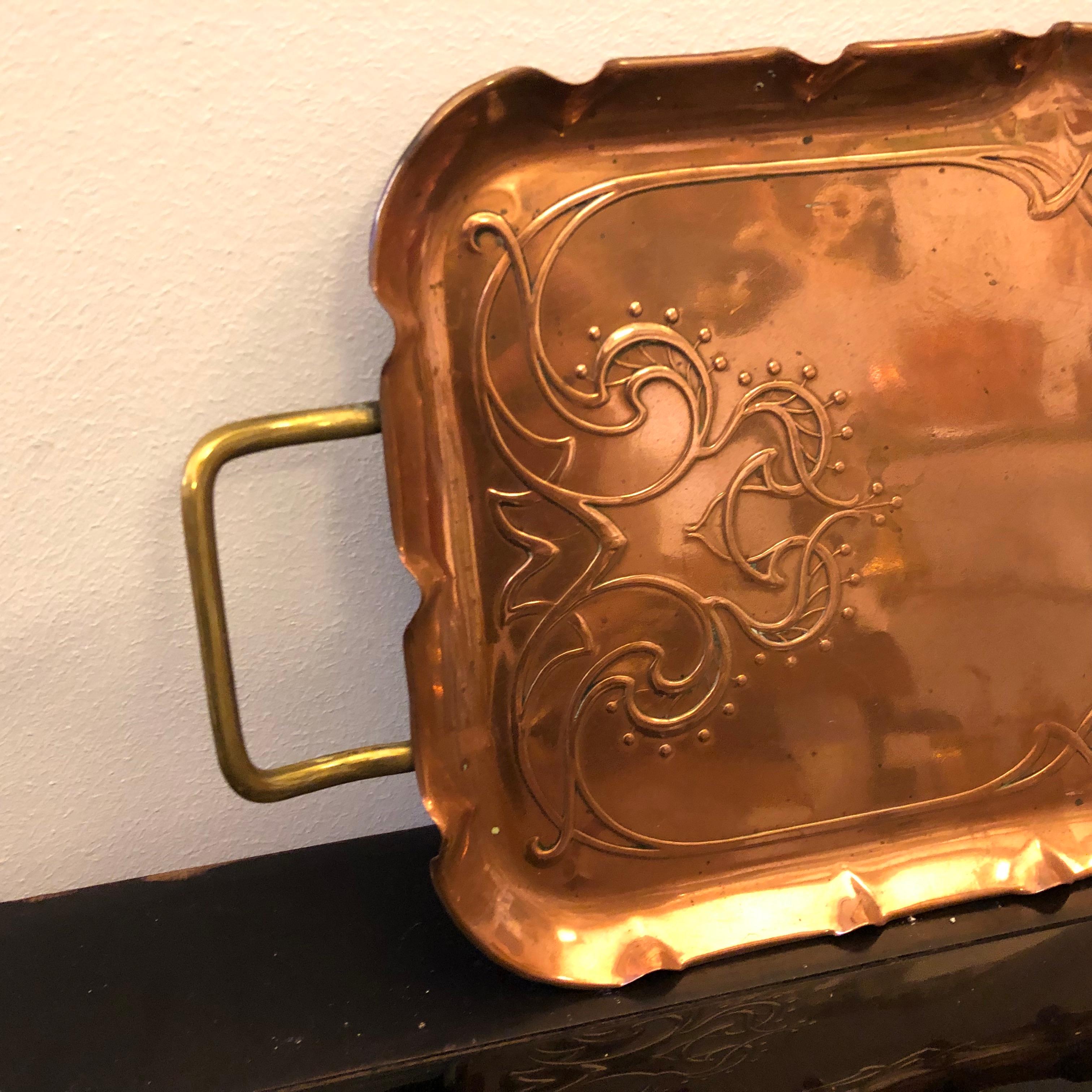 Stylish brass and copper tray made in England, good conditions overall.