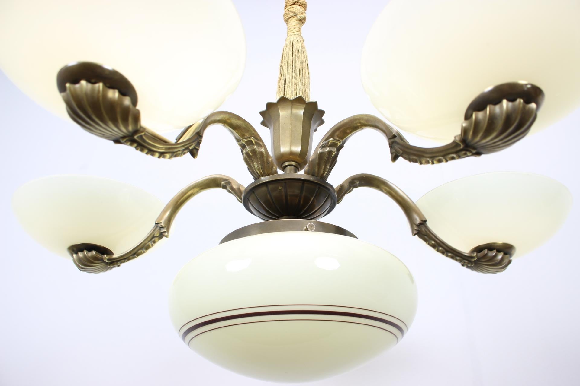 Austriaco Lampadario Art Nouveau in ottone e vetro, 1910 in vendita