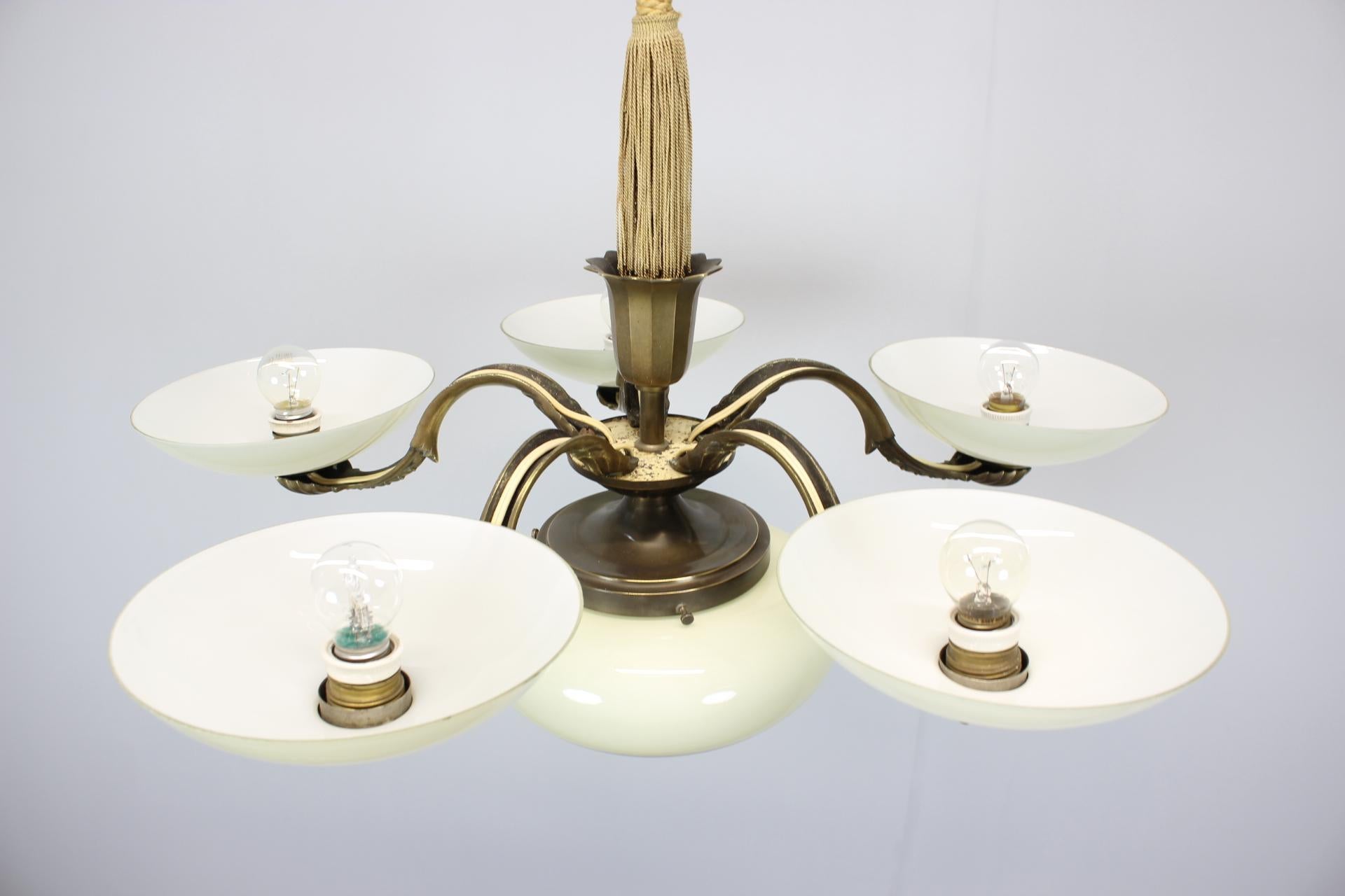 Lampadario Art Nouveau in ottone e vetro, 1910 In condizioni buone in vendita a Praha, CZ