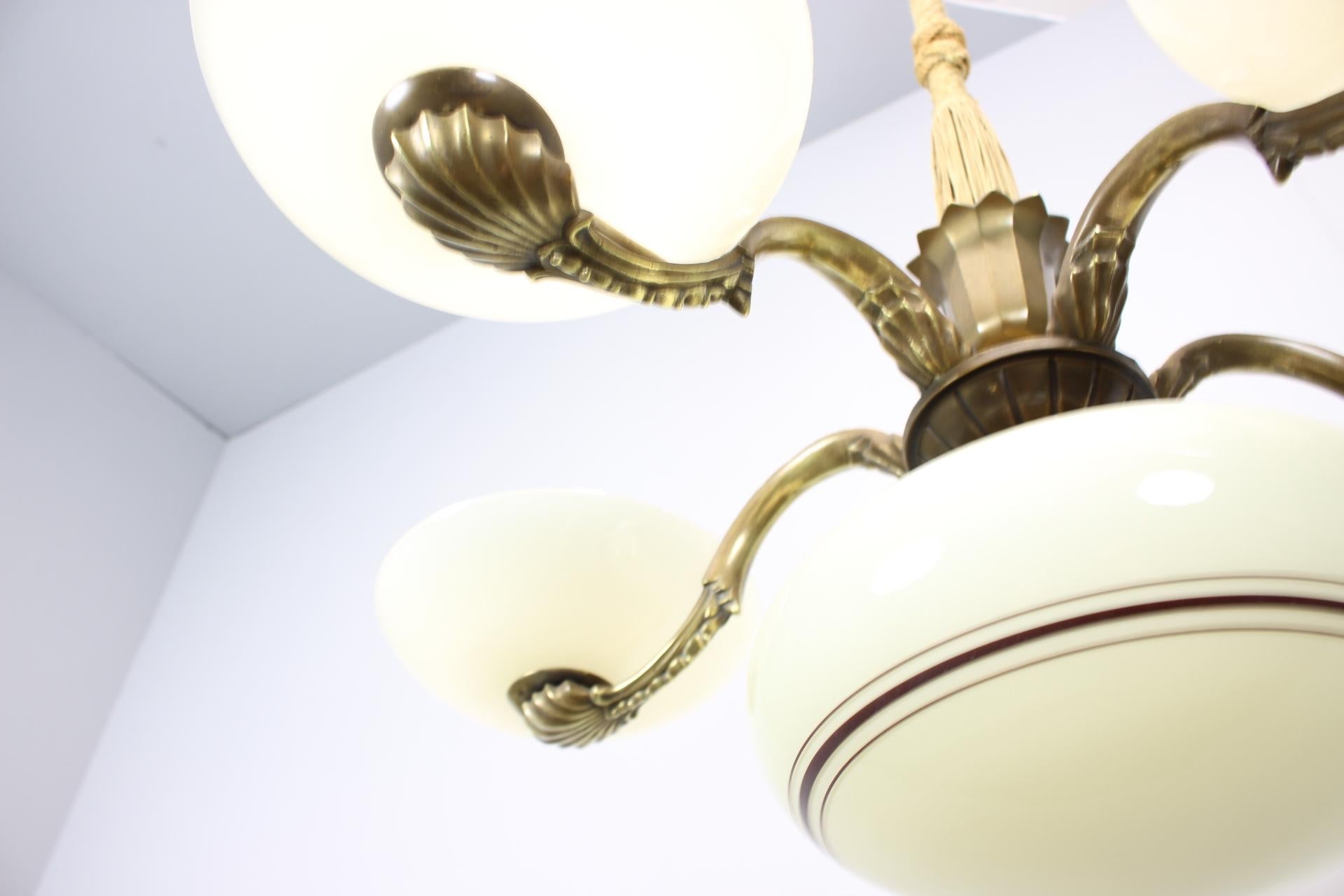 Ottone Lampadario Art Nouveau in ottone e vetro, 1910 in vendita