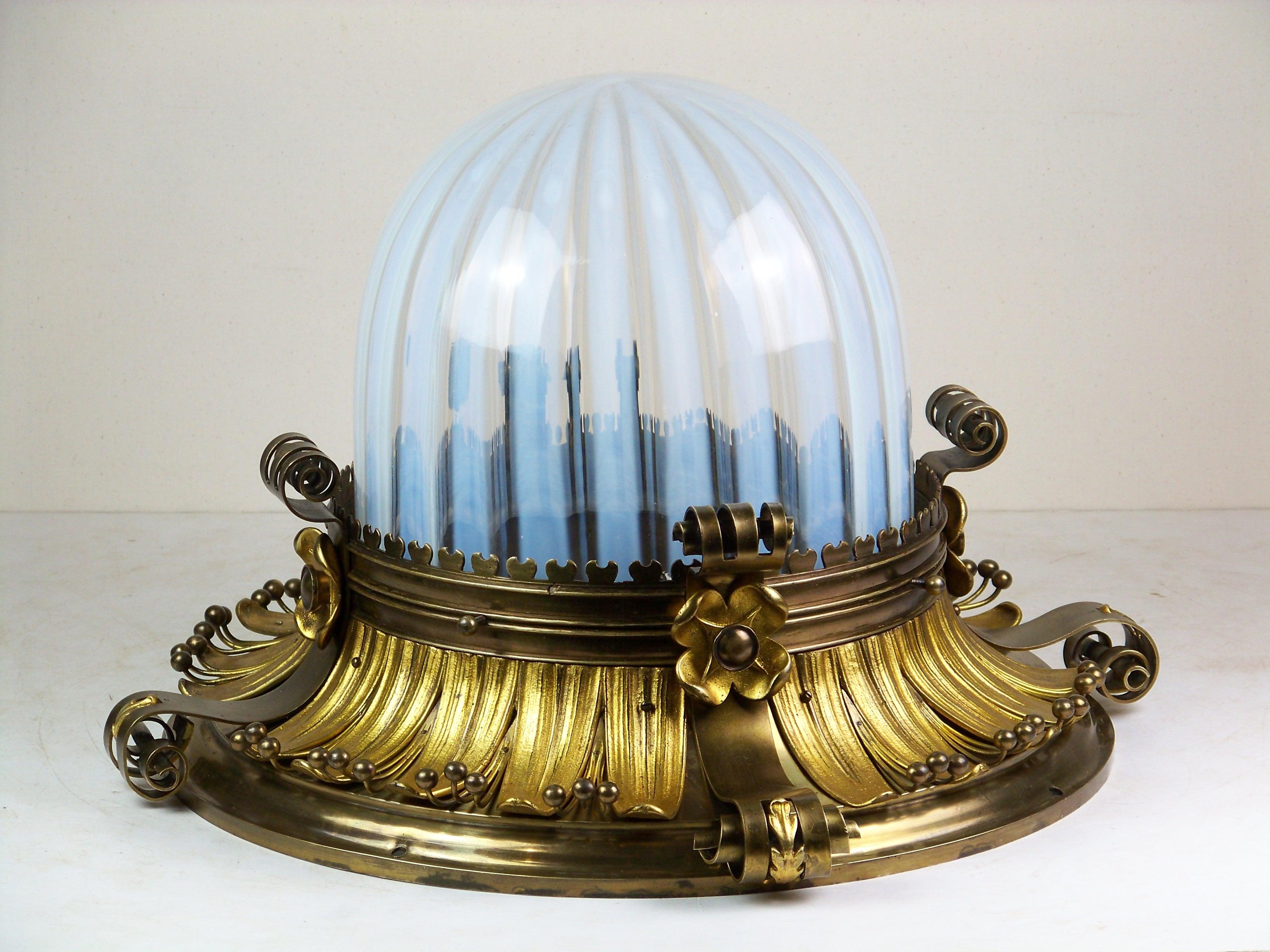 In perfette condizioni originali. Piastra in ottone massiccio, elementi decorativi in fusione. Bellissimo vetro opalino senza alcun danno. Nuovo cablaggio.